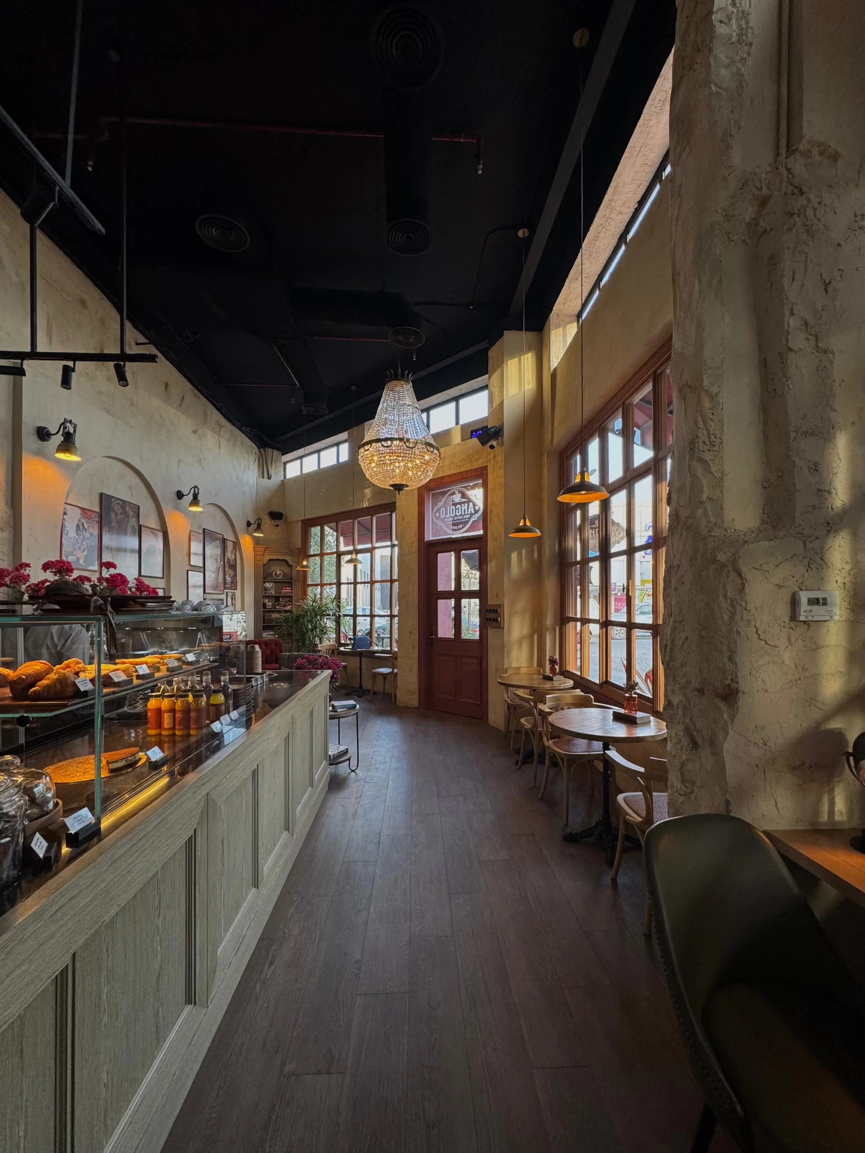 Angolo Cafe - coffee preparation