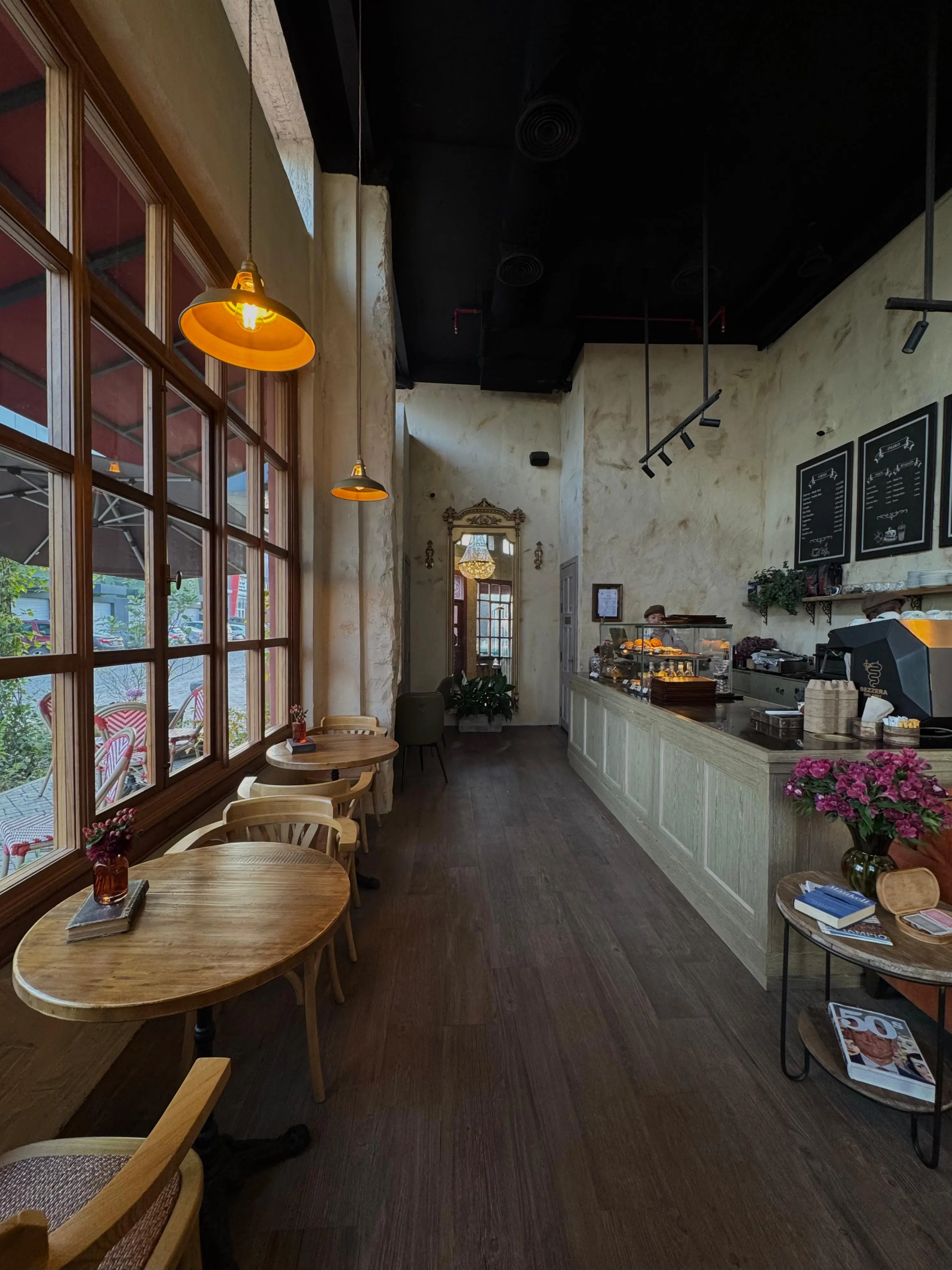 Angolo Cafe - seating area