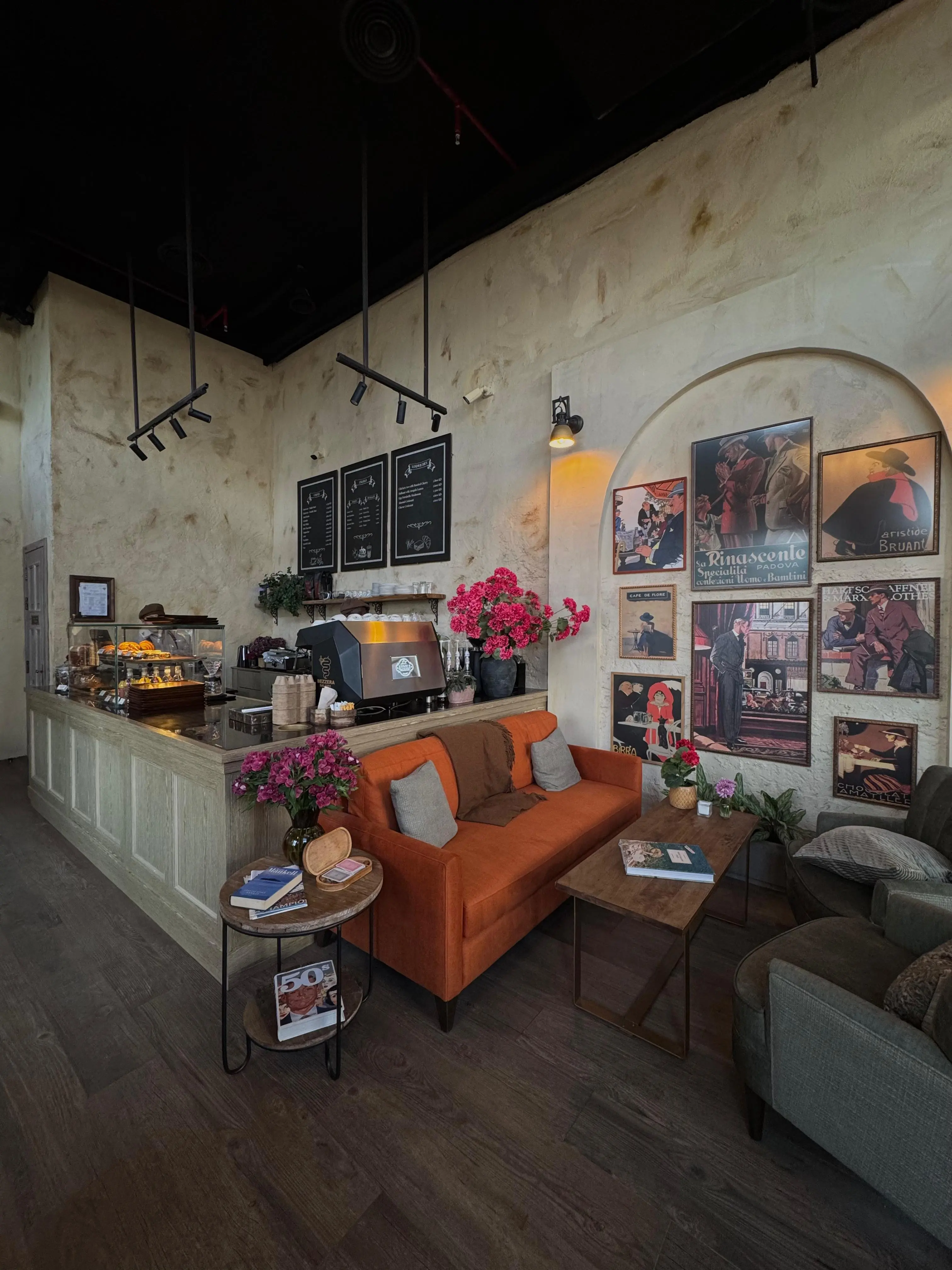 Angolo Cafe - french vibe decor