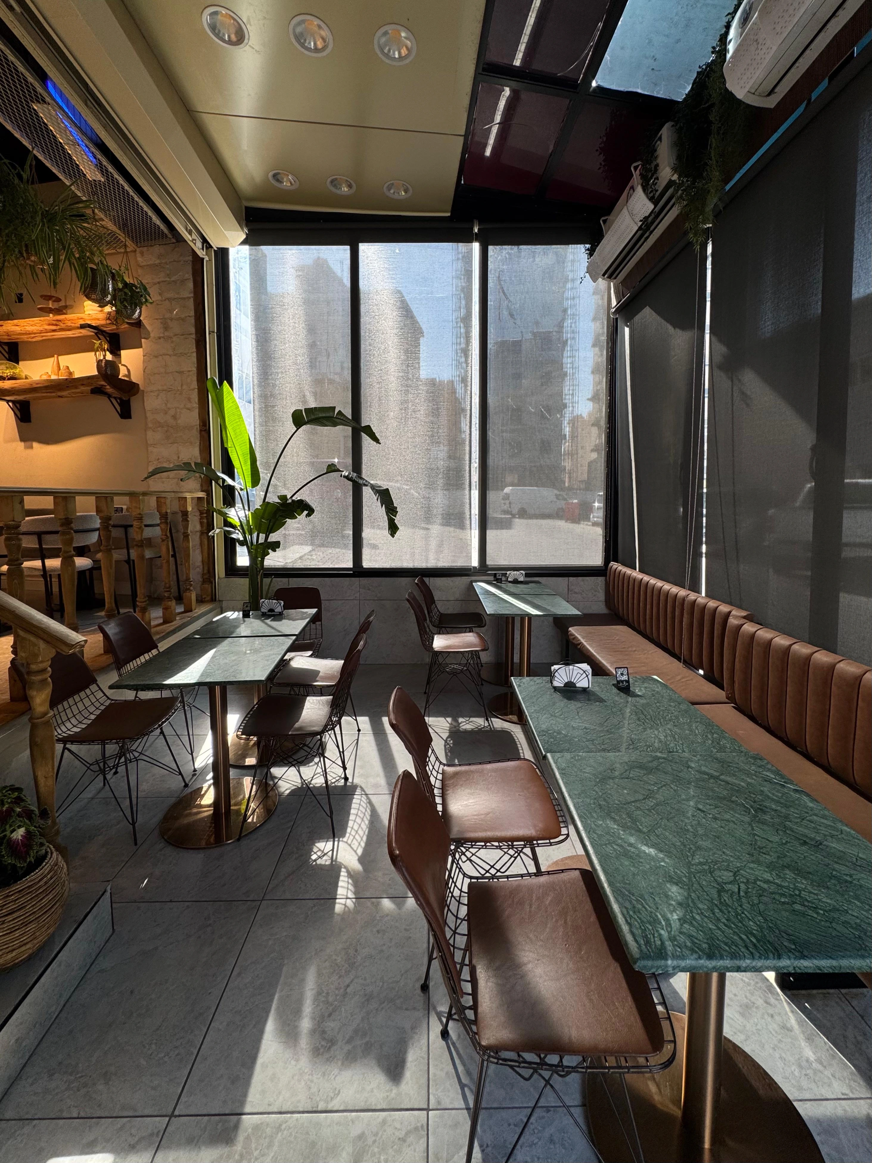 منظر جانبي لجلسة مطعم على المنقل في حولي