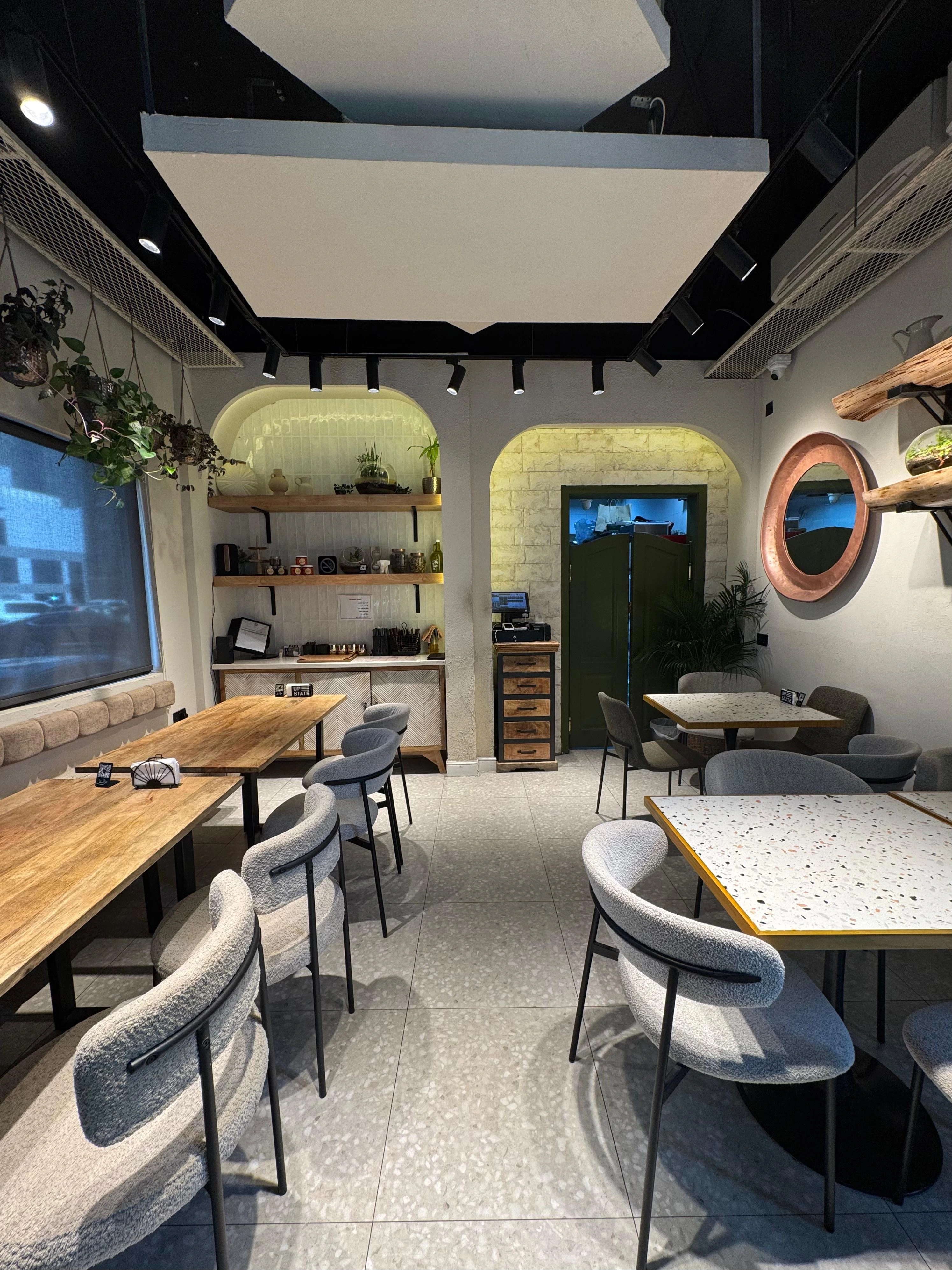 أجواء مريحة داخل مطعم على المنقل