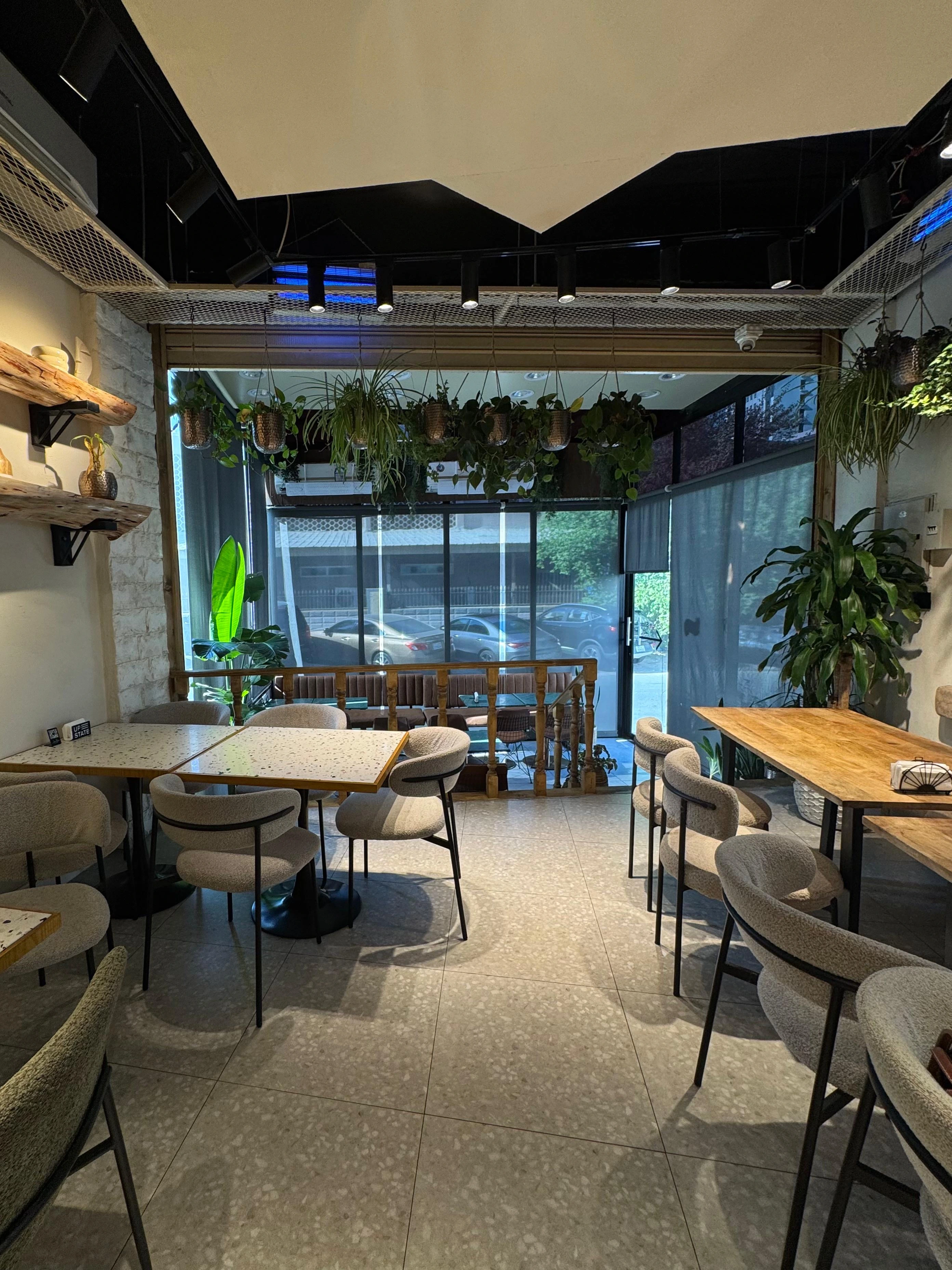 جلسة داخلية أنيقة في مطعم على المنقل