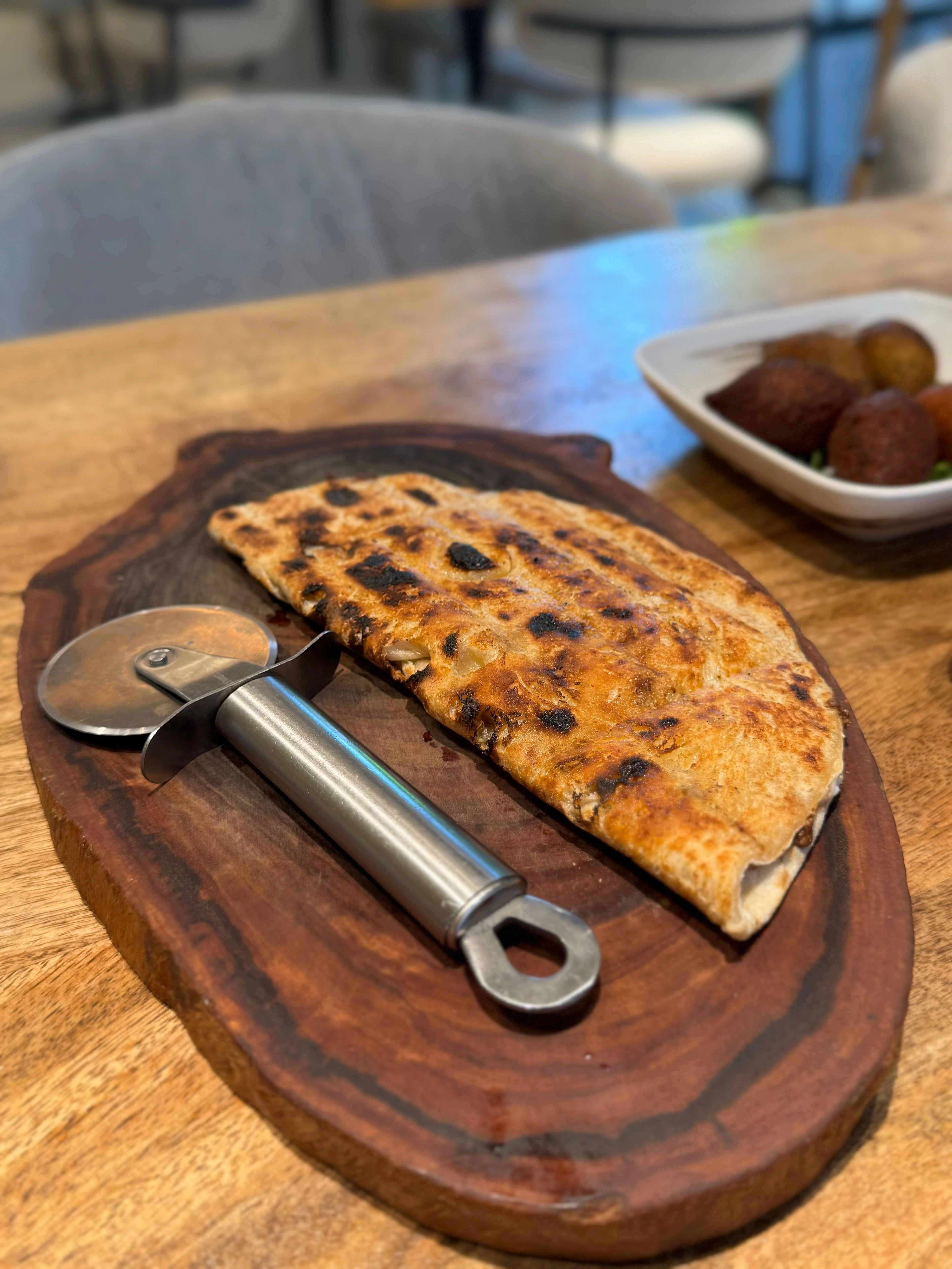 طاولات الطعام في مطعم على المنقل