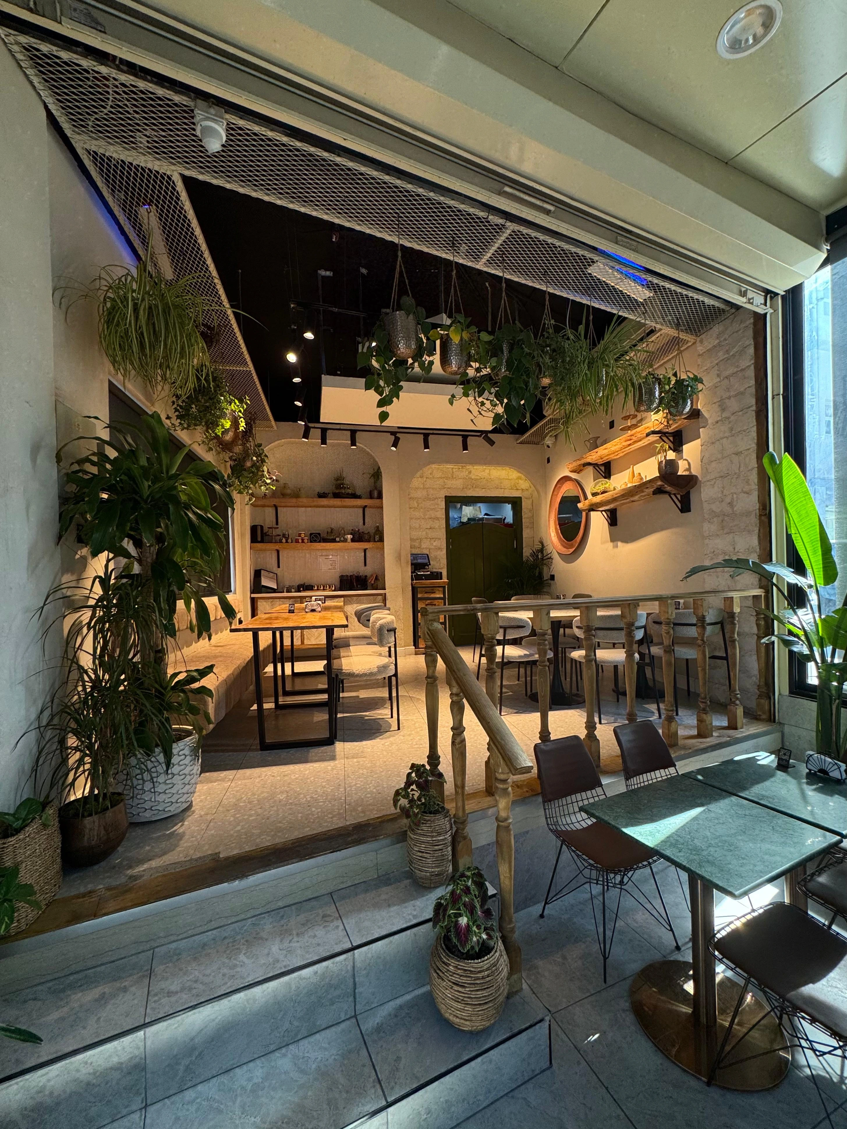 مطعم على المنقل - واجهة المطعم في حولي