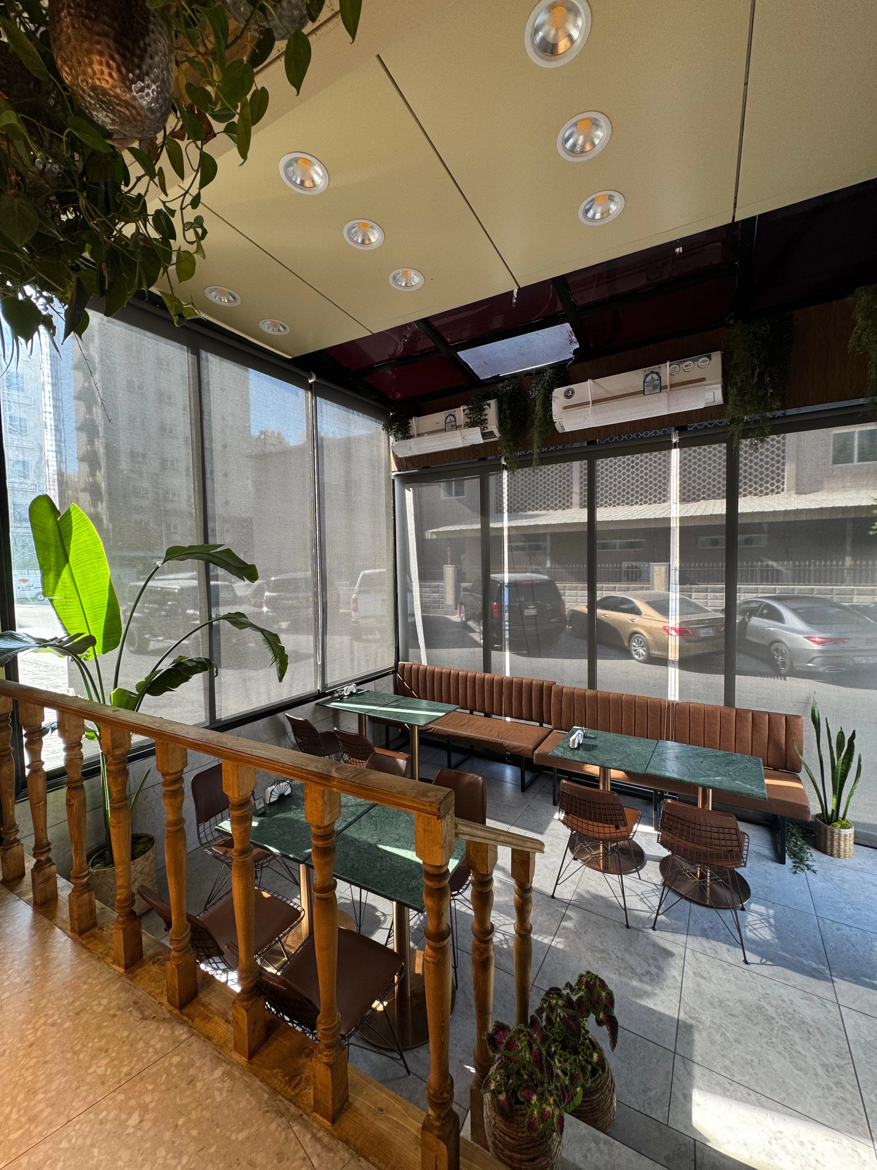 تفاصيل داخلية وزخارف مطعم على المنقل