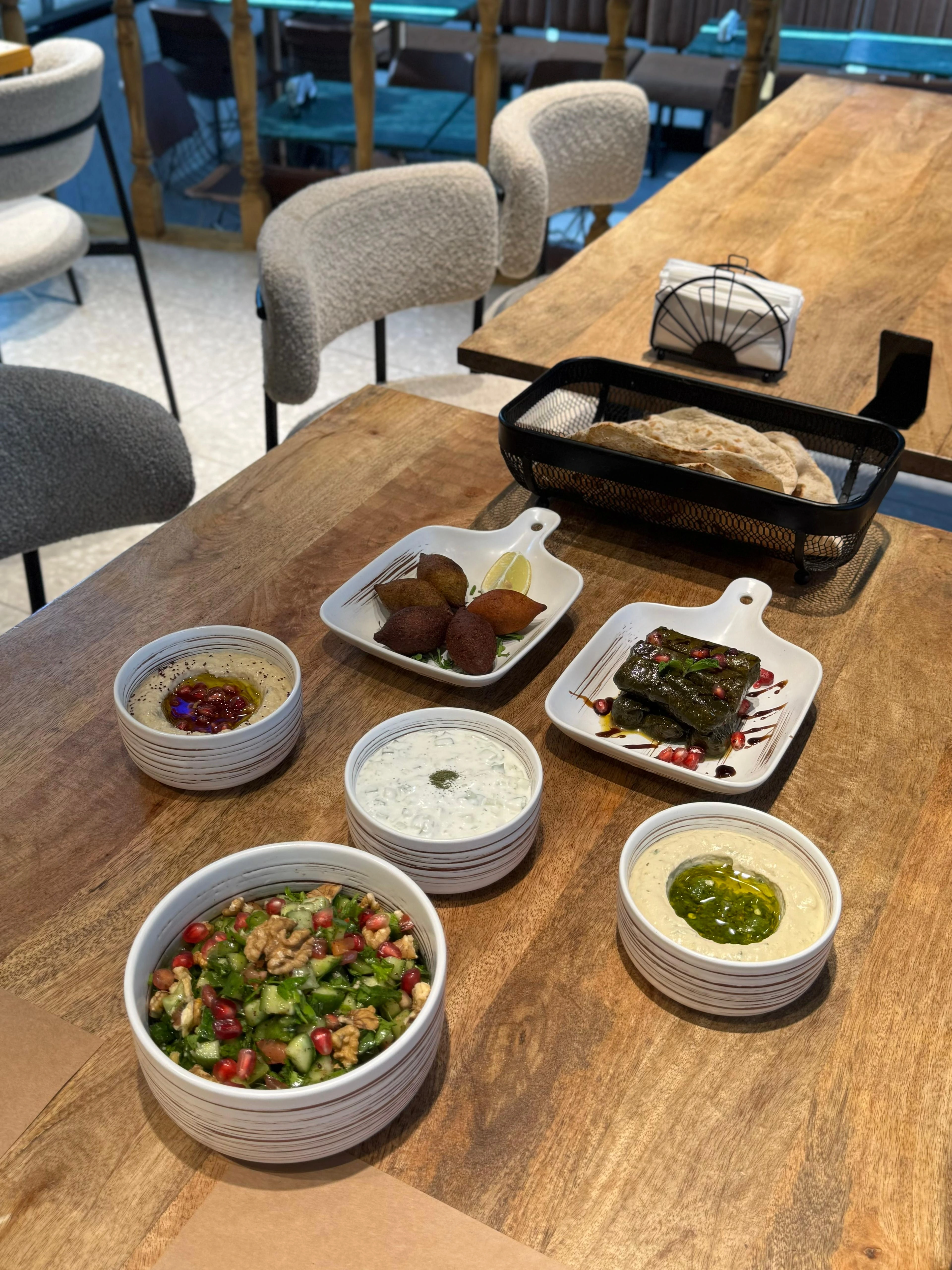 عرض للأطباق اللبنانية في مطعم على المنقل