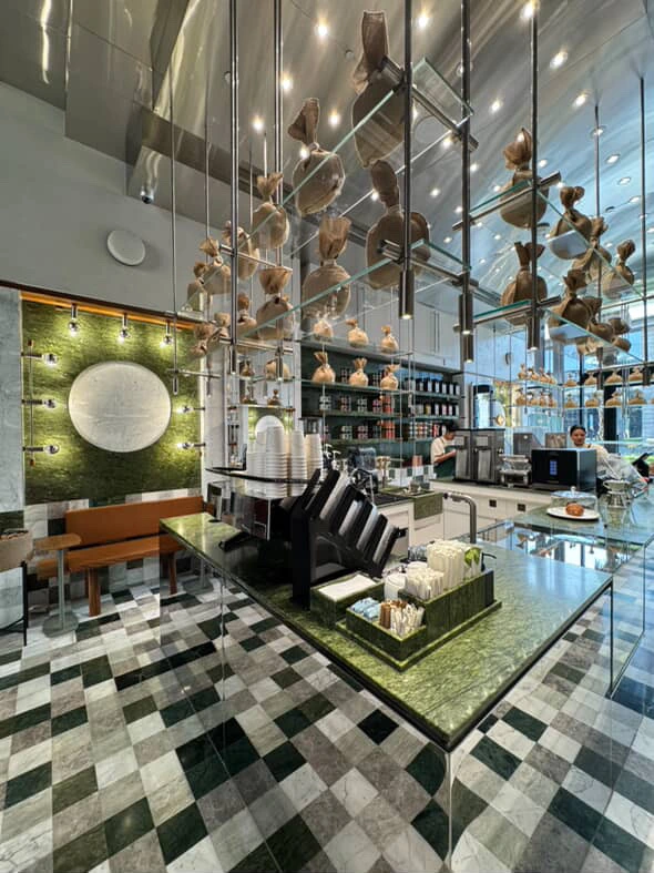 تحضير nut butter الطازج في Carya Cafe بدون مواد حافظة