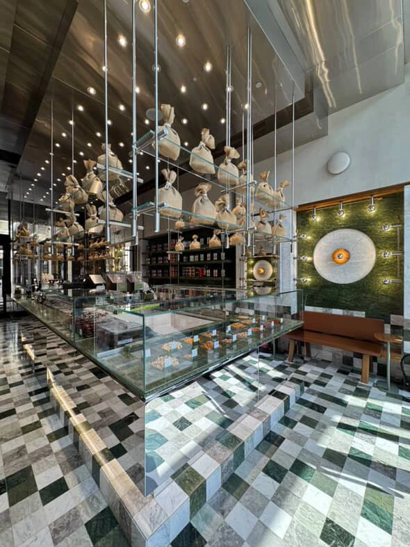 عرض منتجات Carya Cafe الصحية داخل الفرع في الشويخ