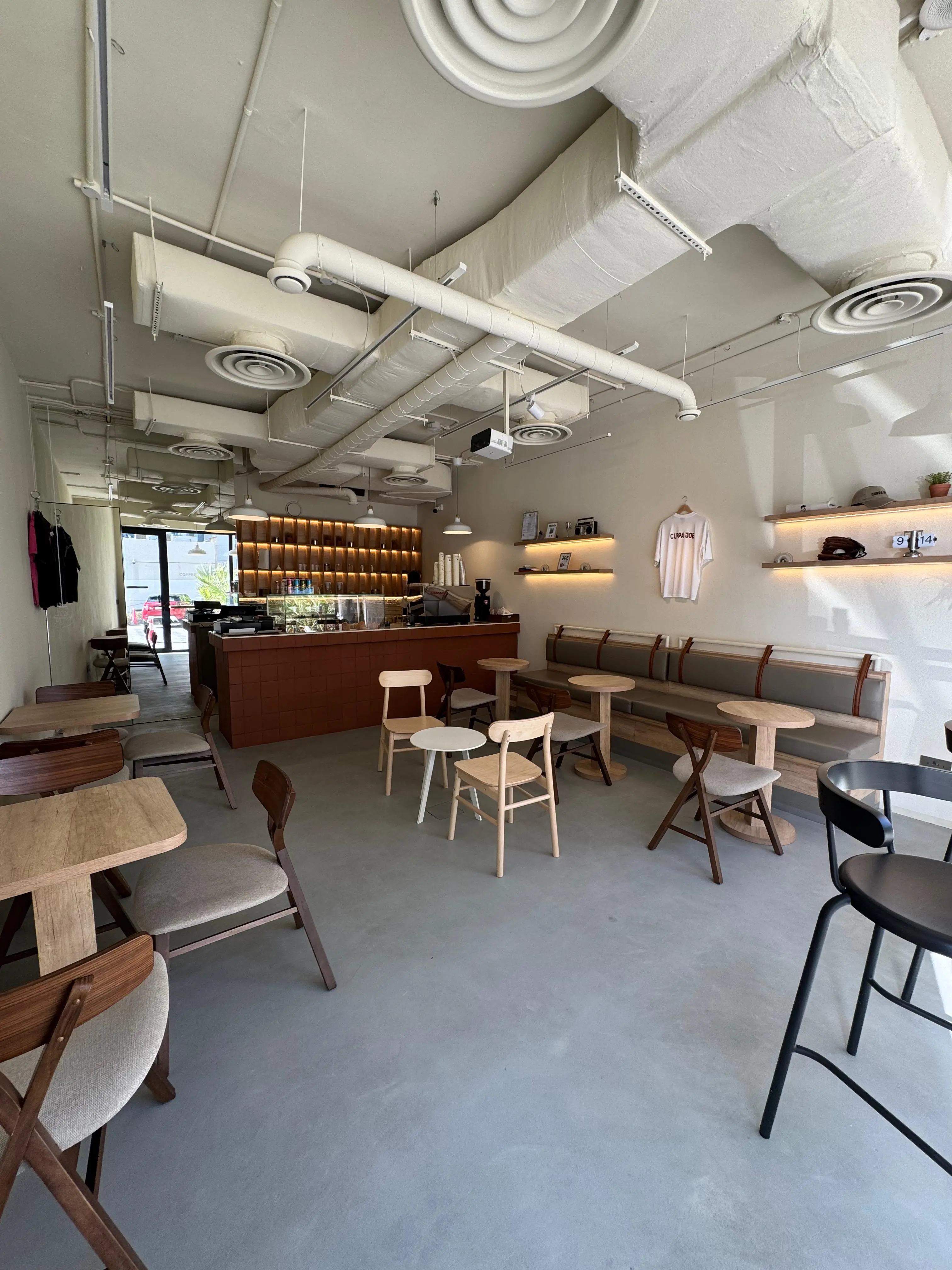 جلسة خارجية في Cuppa Joe Café السالمية – مقاعد مريحة وأجواء مفتوحة مناسبة للشغل والقهوة