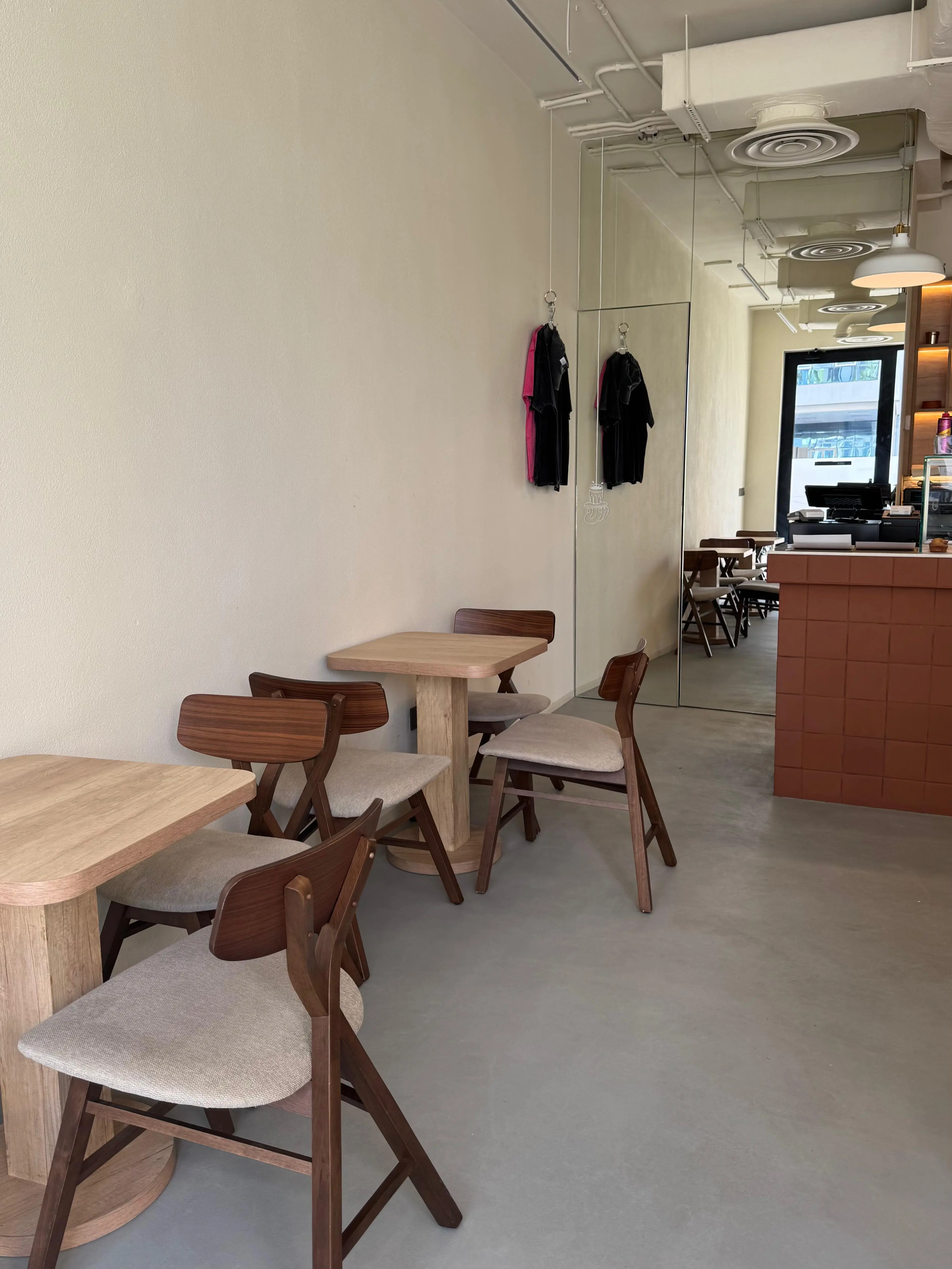 Cuppa Joe Café – منطقة الجلوس الخارجية بإطلالة على برج Joun Tower في السالمية