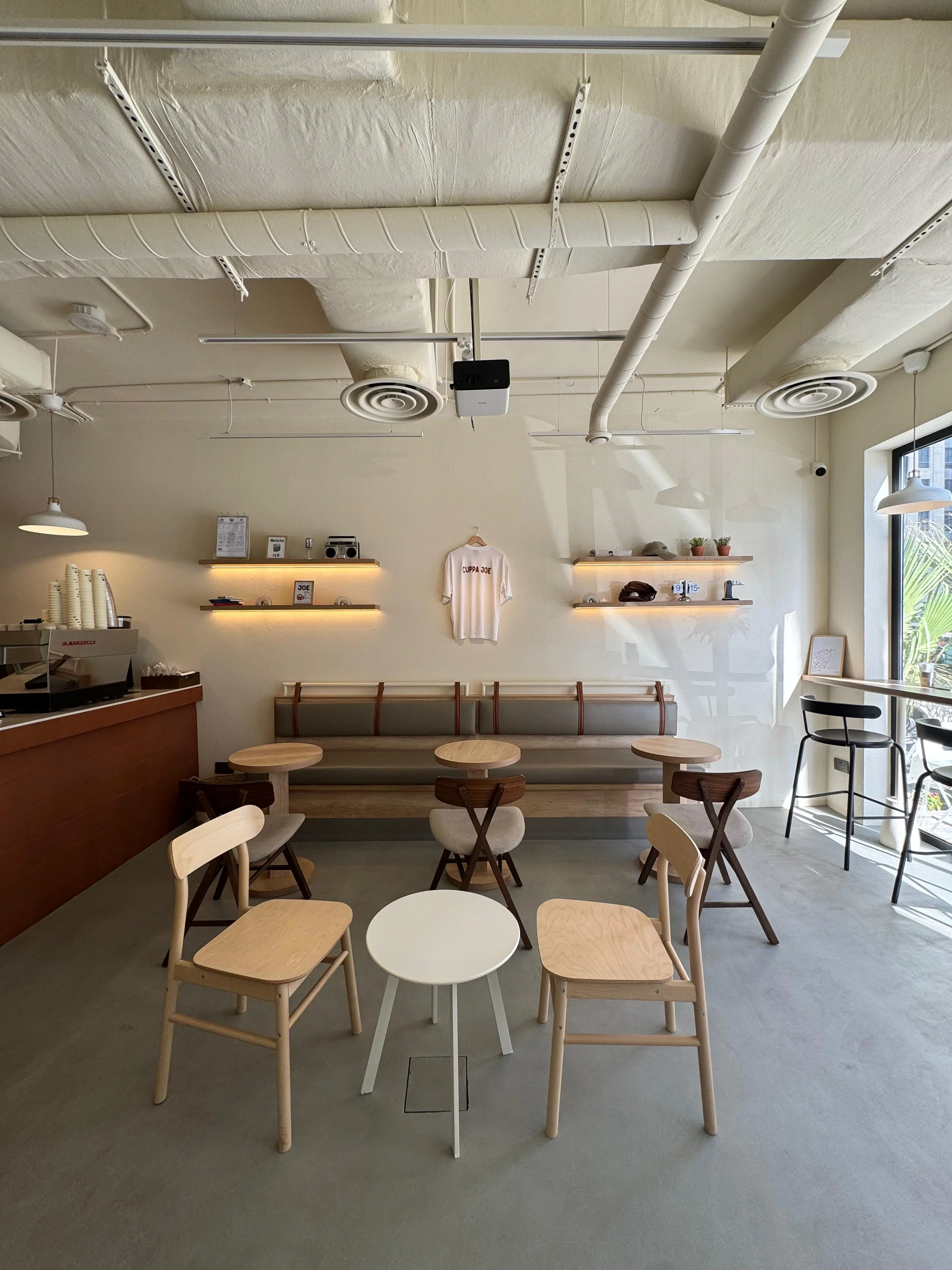 Cuppa Joe Café Salmiya – واجهة الكافيه مع إضاءة هادئة وأجواء مثالية للعمل والدراسة