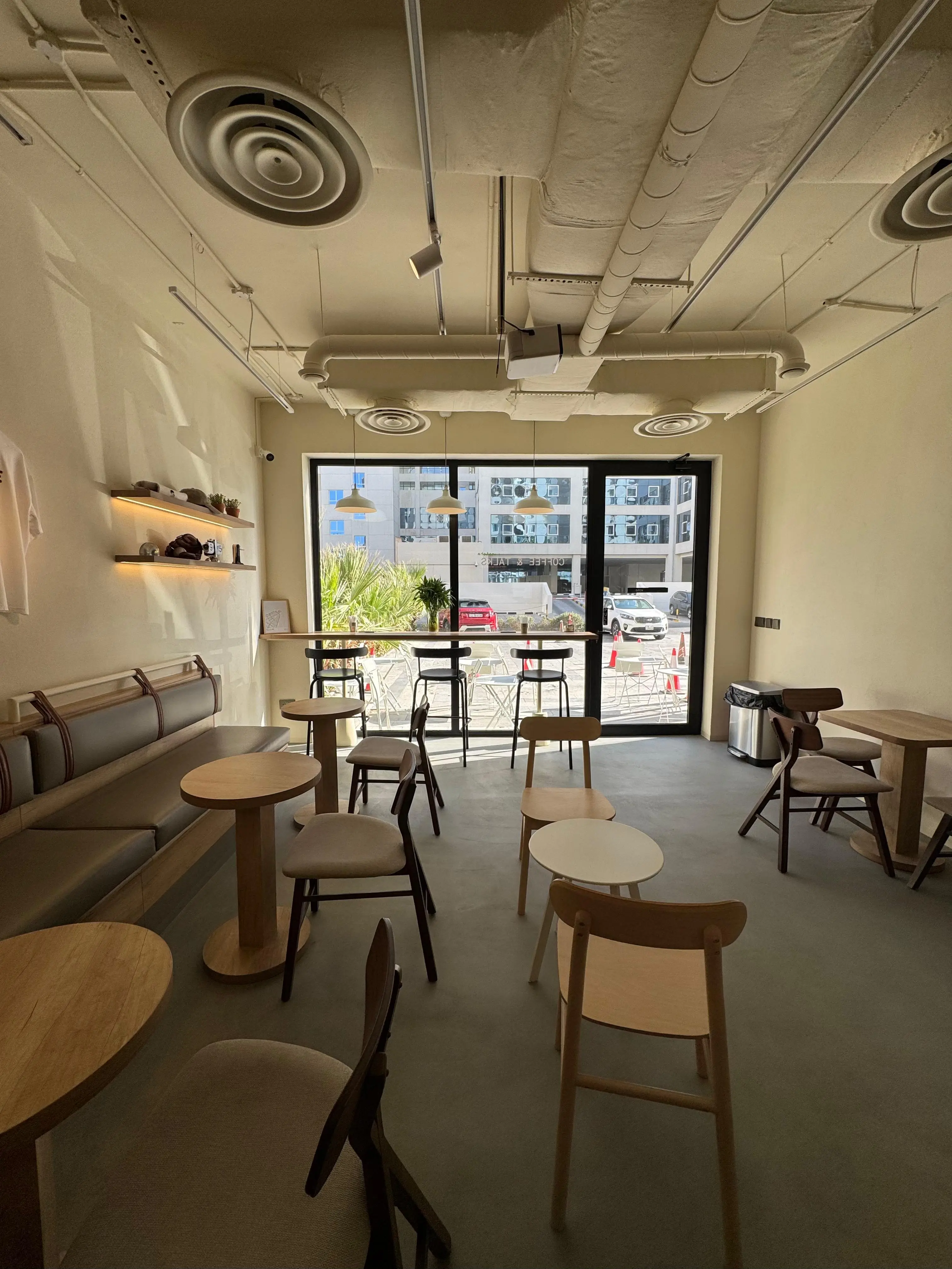 منطقة جلوس داخلية في Cuppa Joe Café – طاولات منظمة ومكان مناسب للاجتماعات الصغيرة