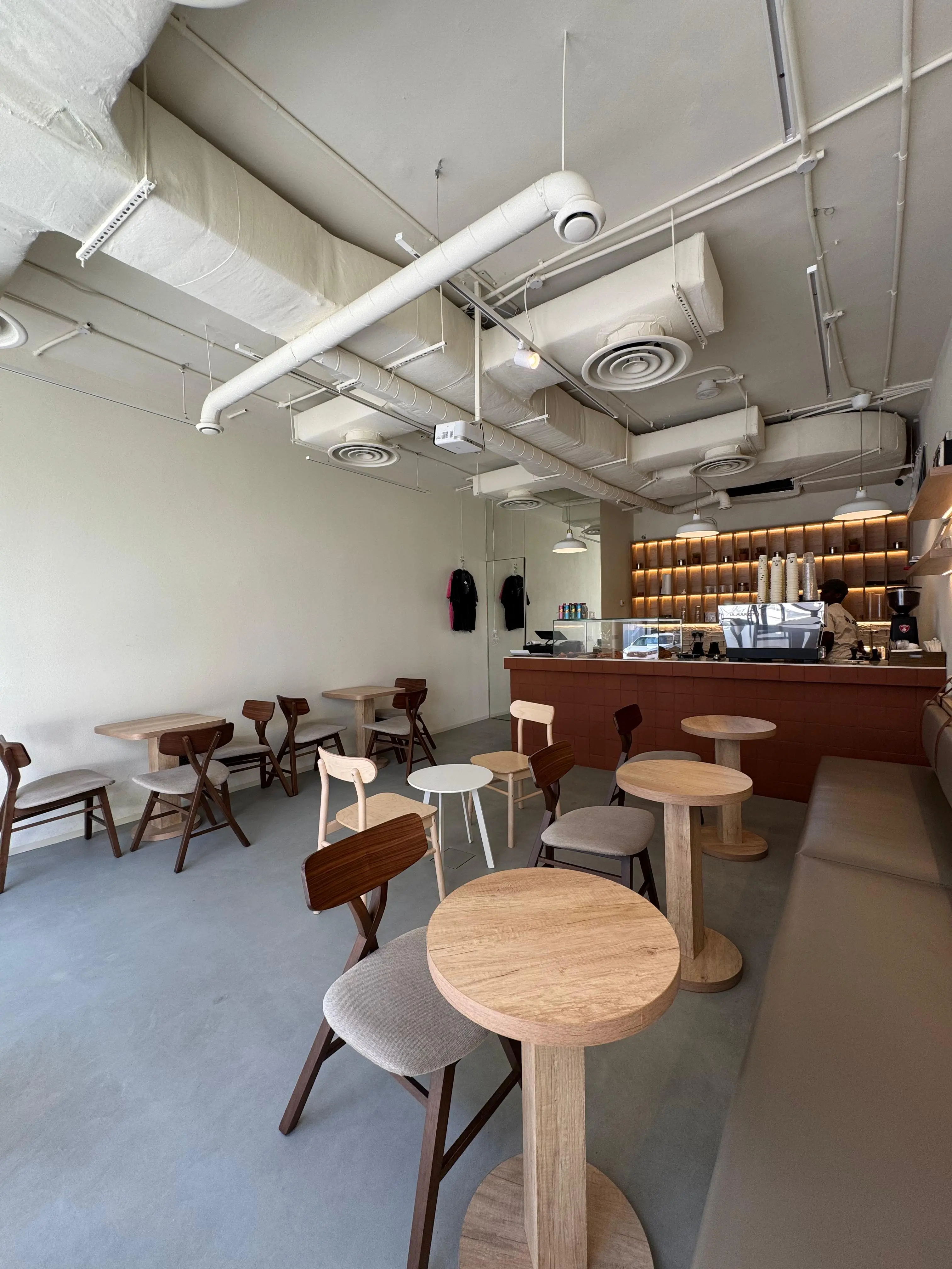 Cuppa Joe Café – جلسات داخلية فخمة وإضاءة ناعمة لمحبي الأجواء الهادئة