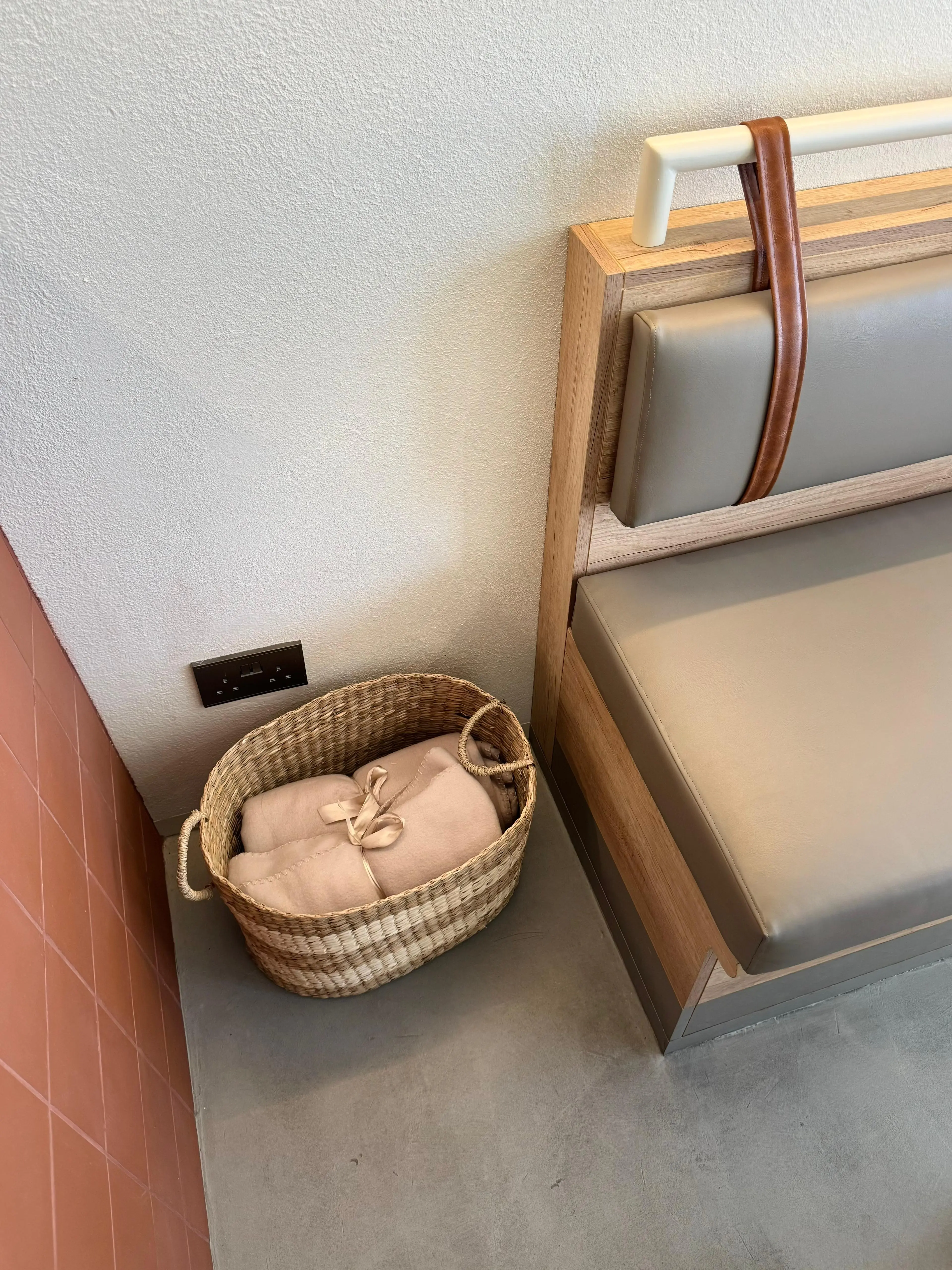 لقطة من داخل Cuppa Joe Café – مقاعد مريحة ومساحات مناسبة للابتوب والعمل