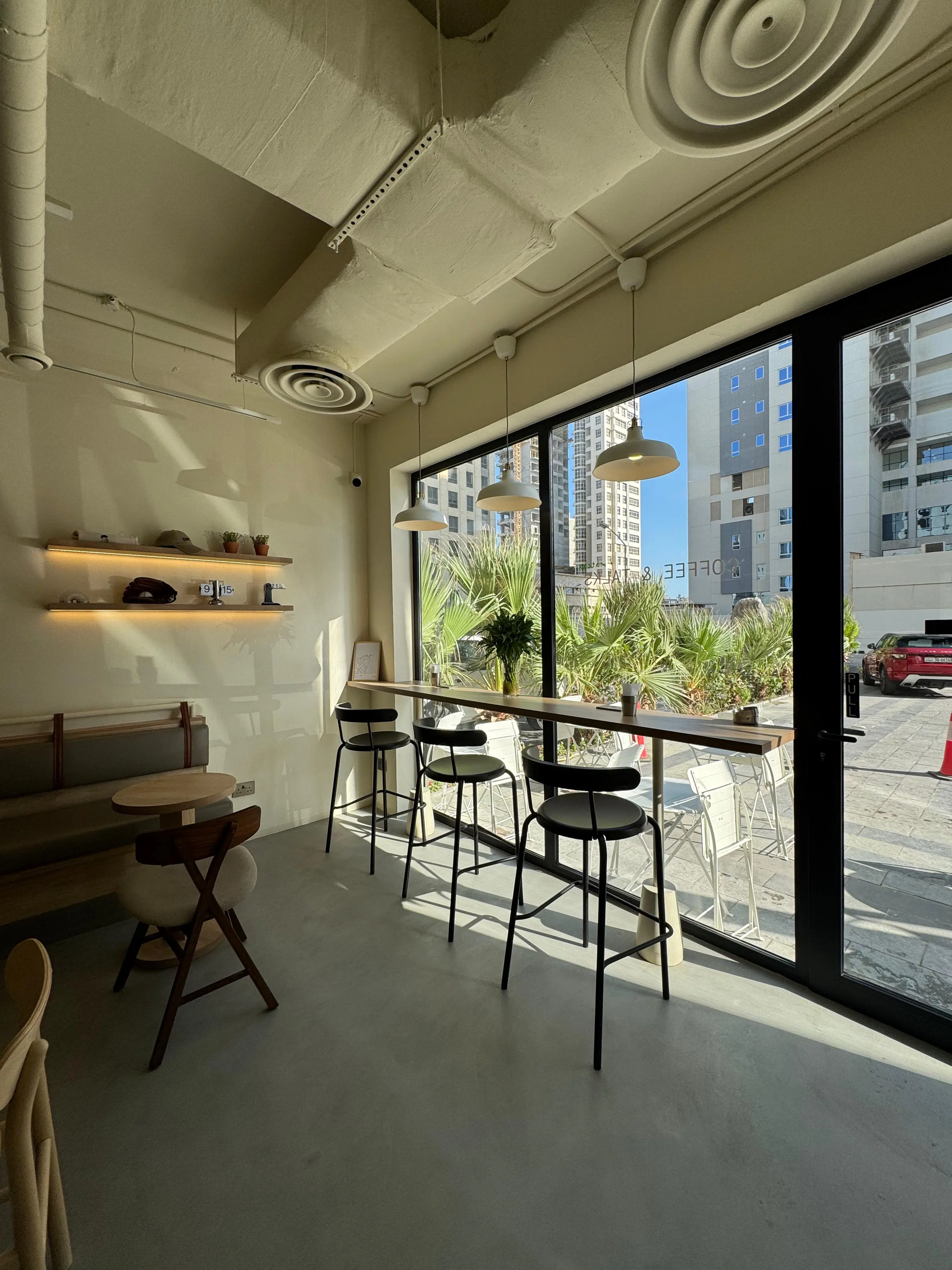 أجواء مريحة في Cuppa Joe Café – تصميم حديث ومساحة واسعة للشغل والدراسة