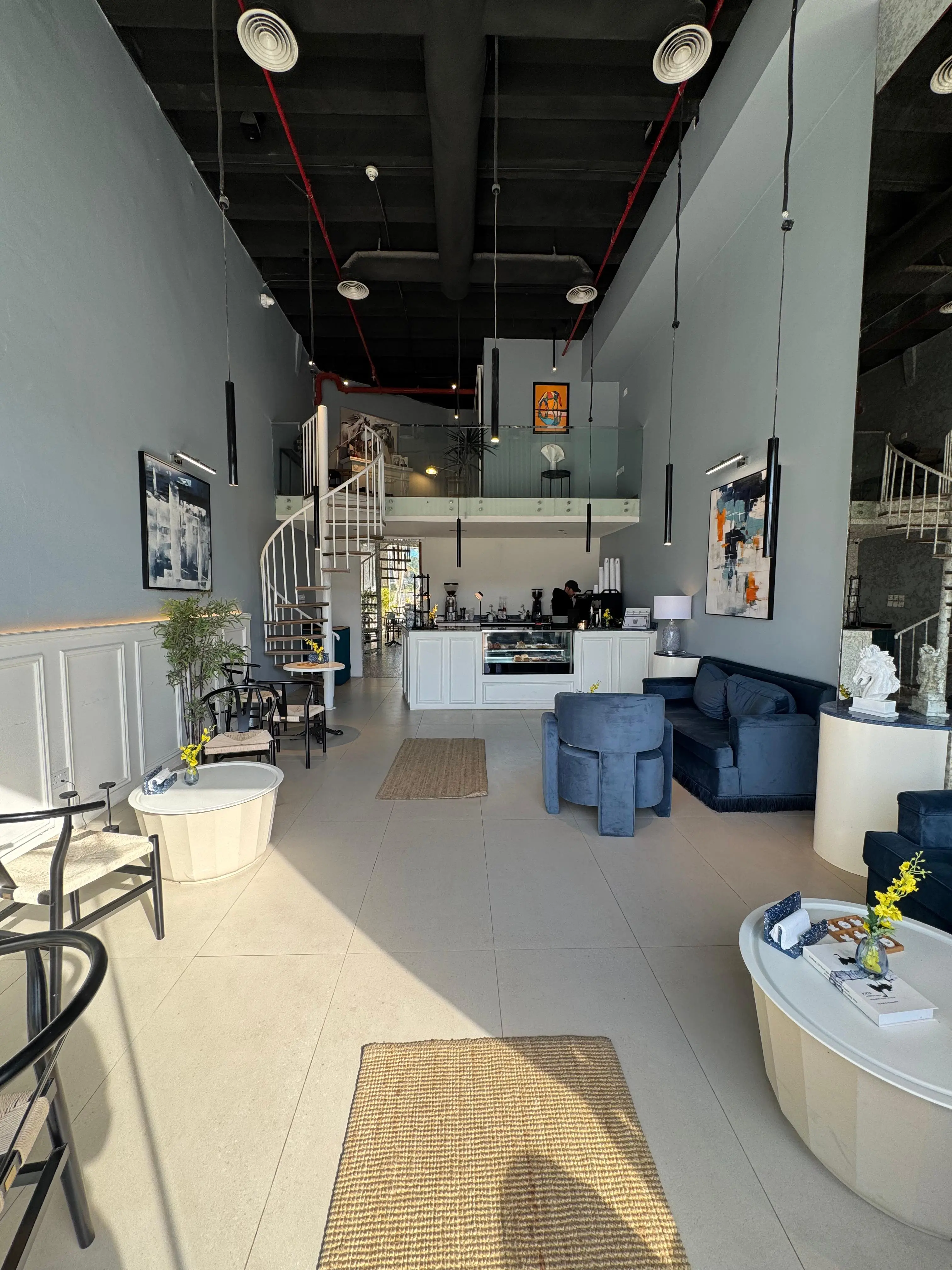 الأجواء الداخلية في Fantasia Coffee – تصميم مودرن مريح