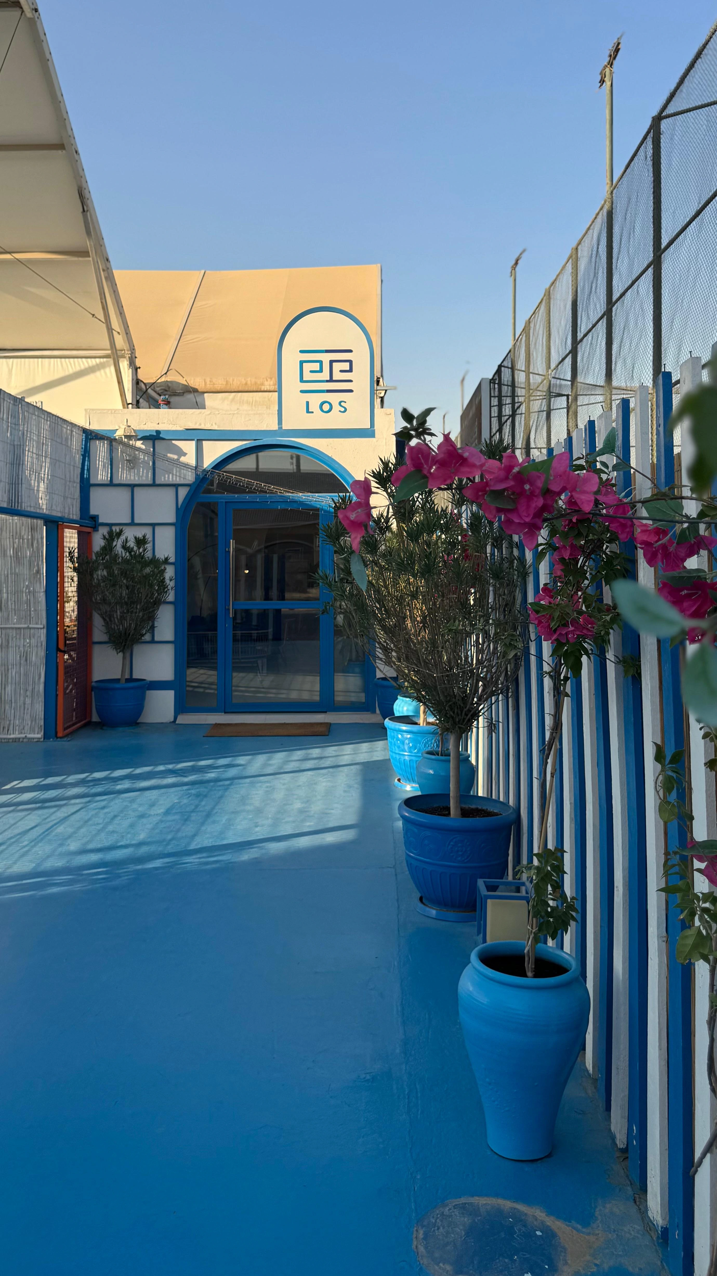 Los Café الأحمدي – أجواء يونانية مريحة وهادية مناسبة للدراسة والعمل