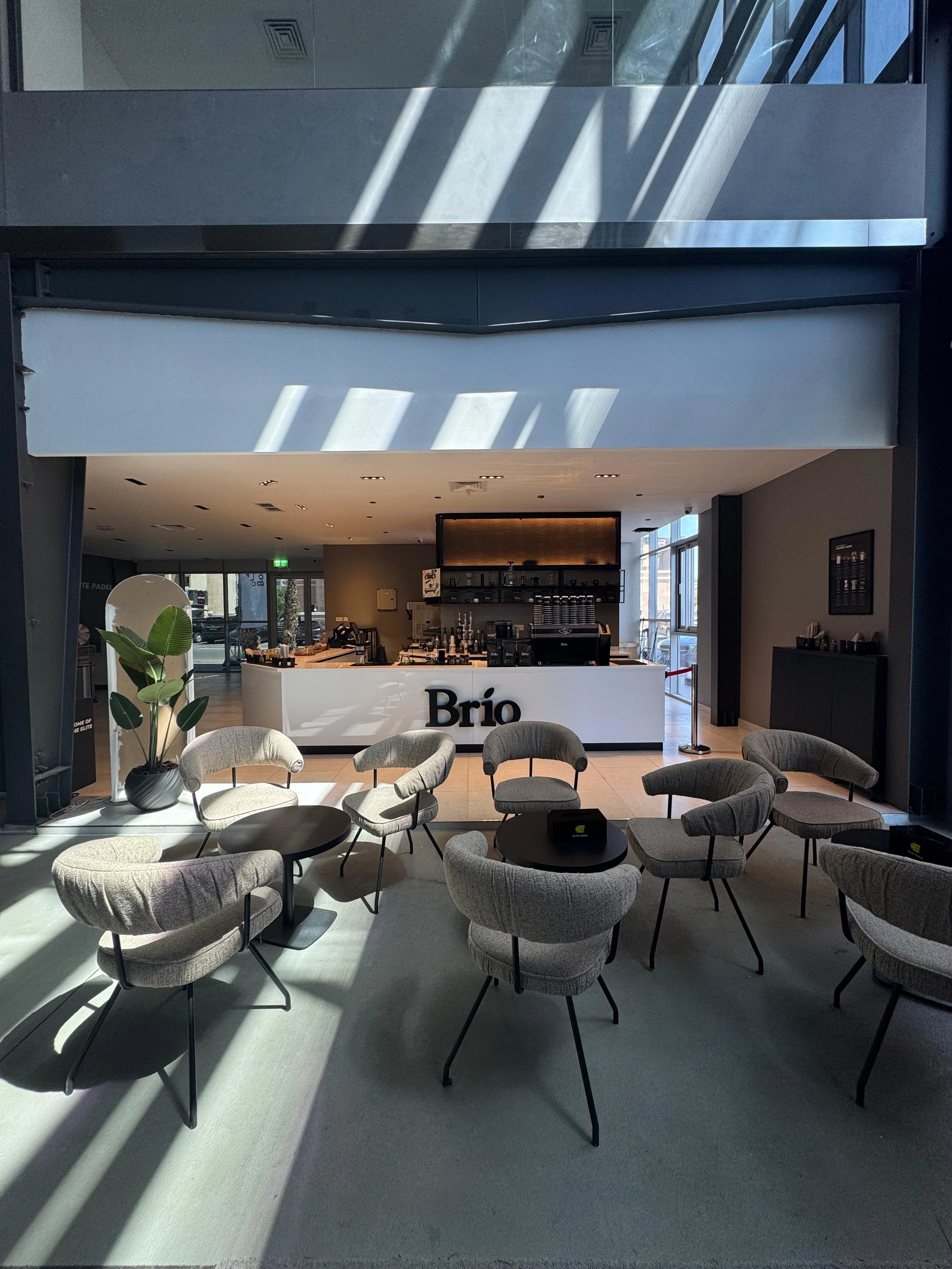 جلسات داخلية وخارجية في Brio Cafe