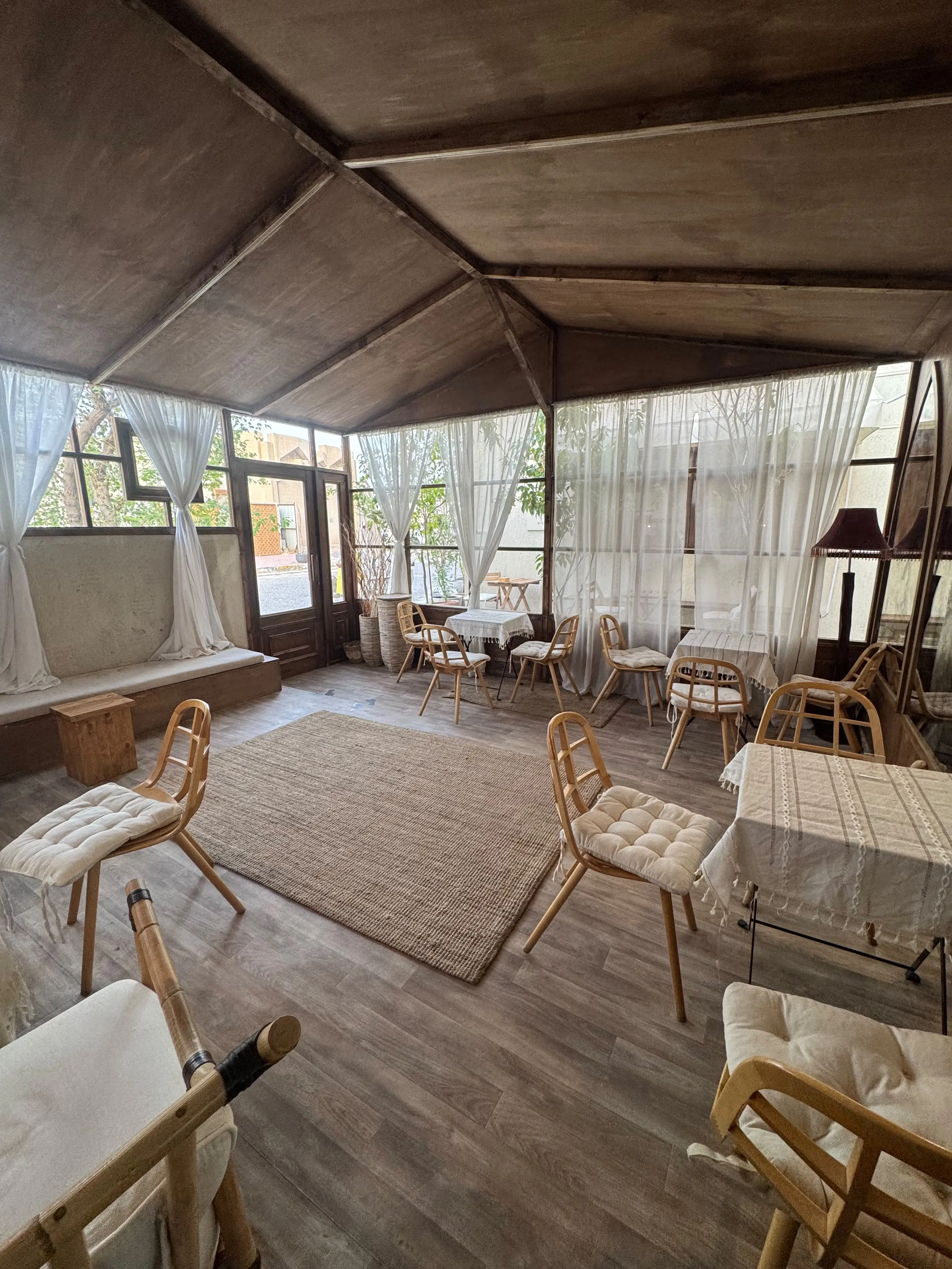 Burrata Bakery & Cafe دسمان - الأجواء الخارجية
