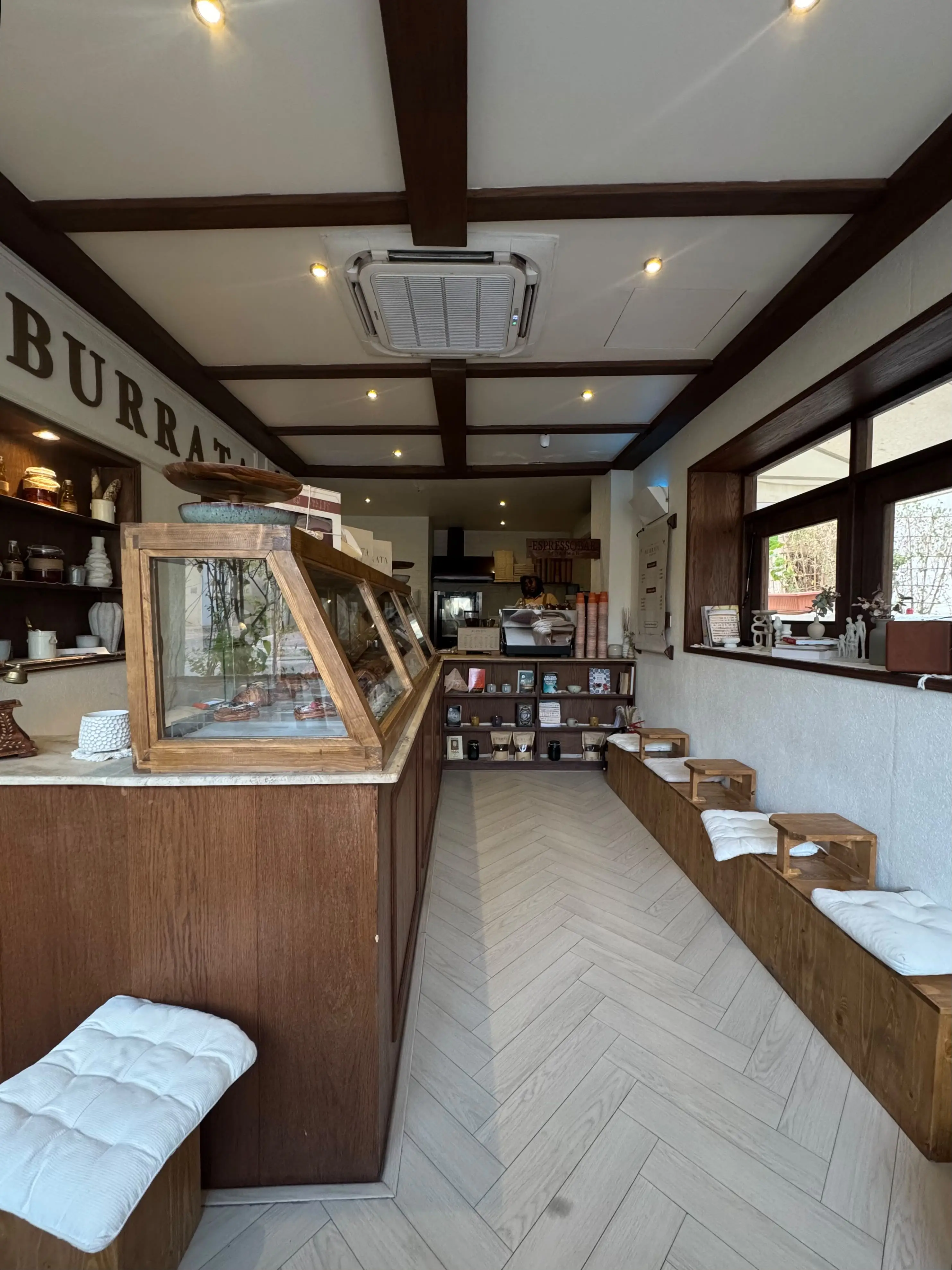تصميم Burrata Bakery الداخلي جنه كوخ