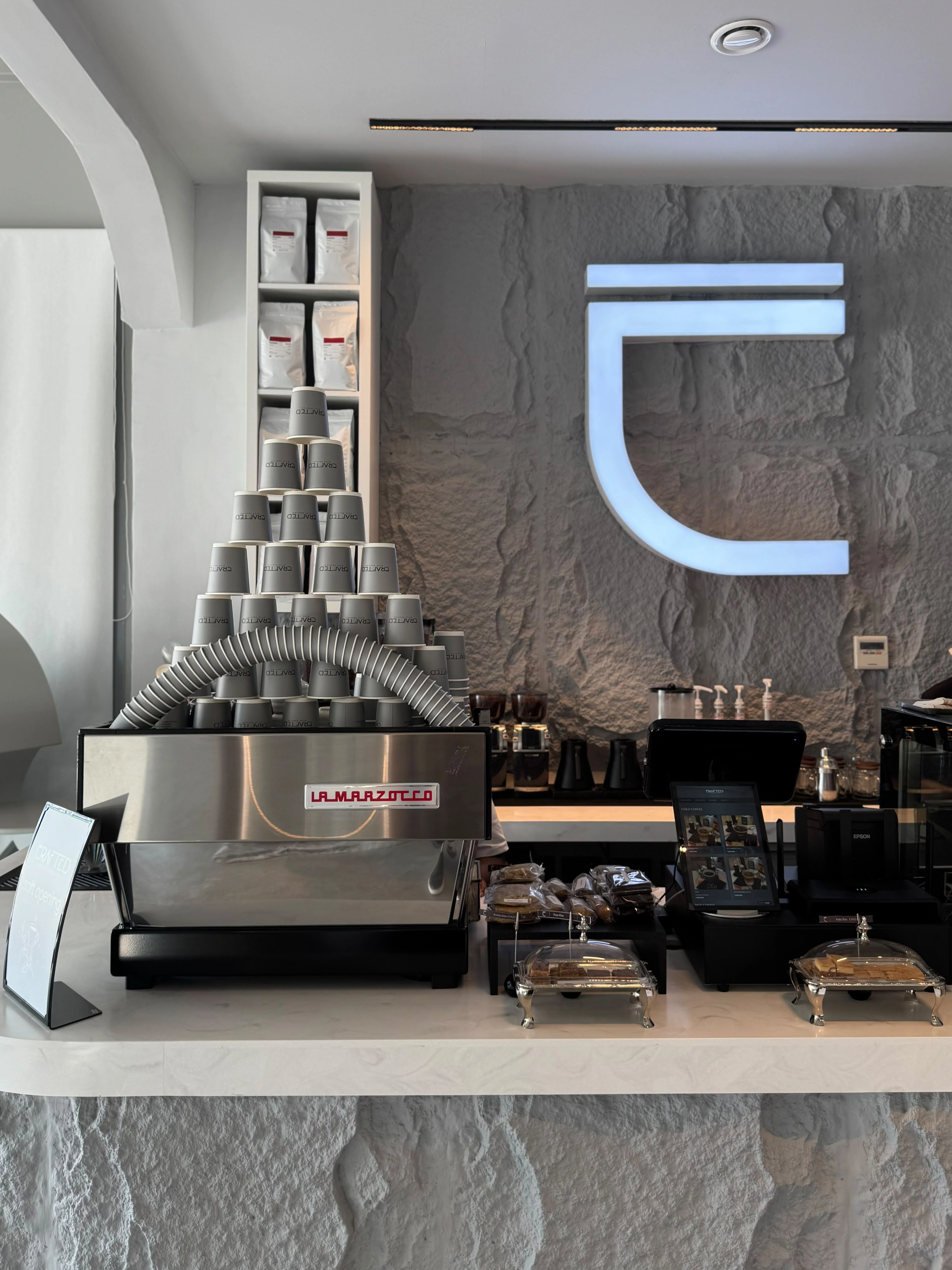 جلسات Crafted Cafe الداخلية والخارجية - Indoor & Outdoor