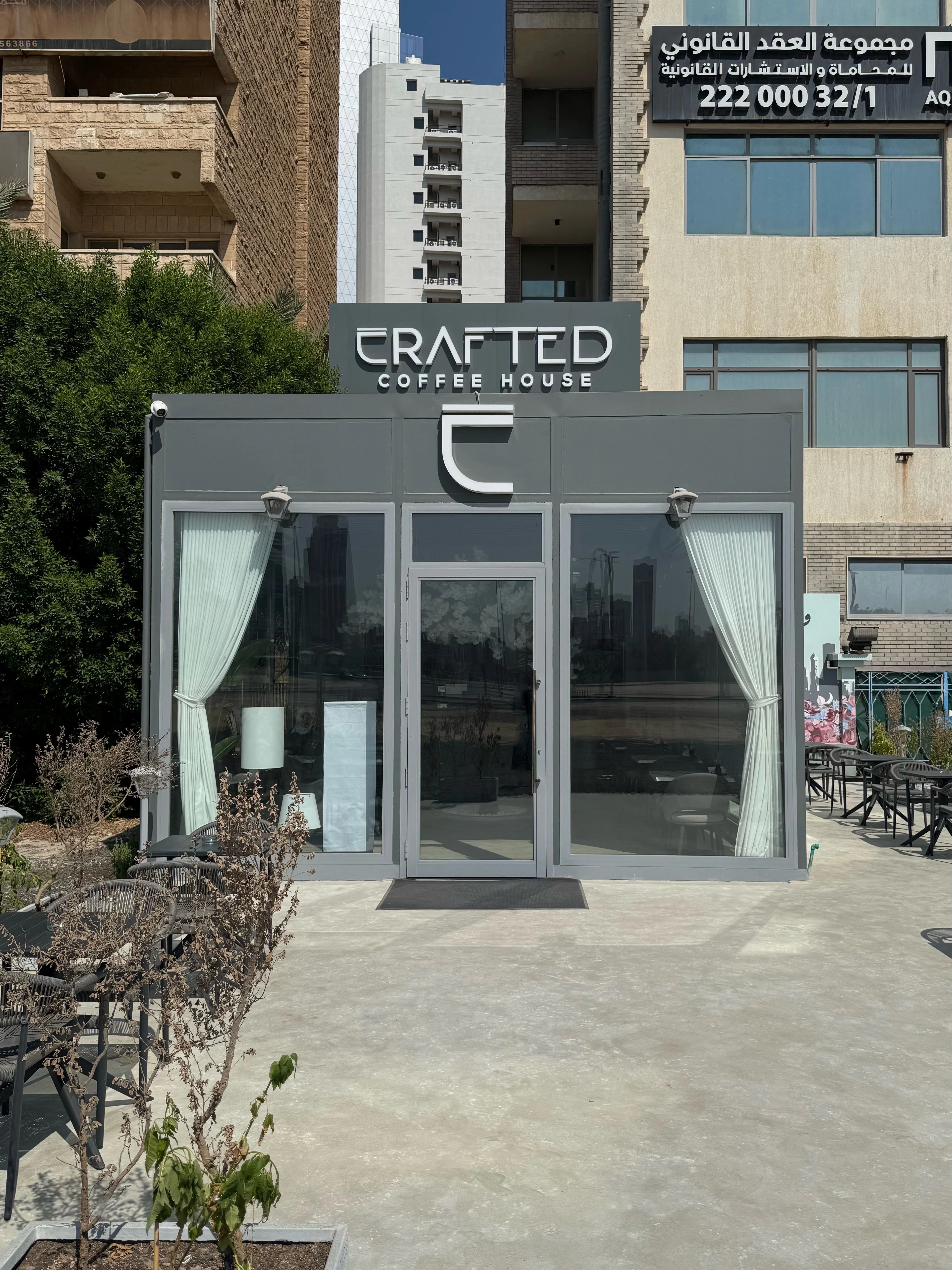 ركن الجلسة الخارجية في Crafted Cafe دسمان