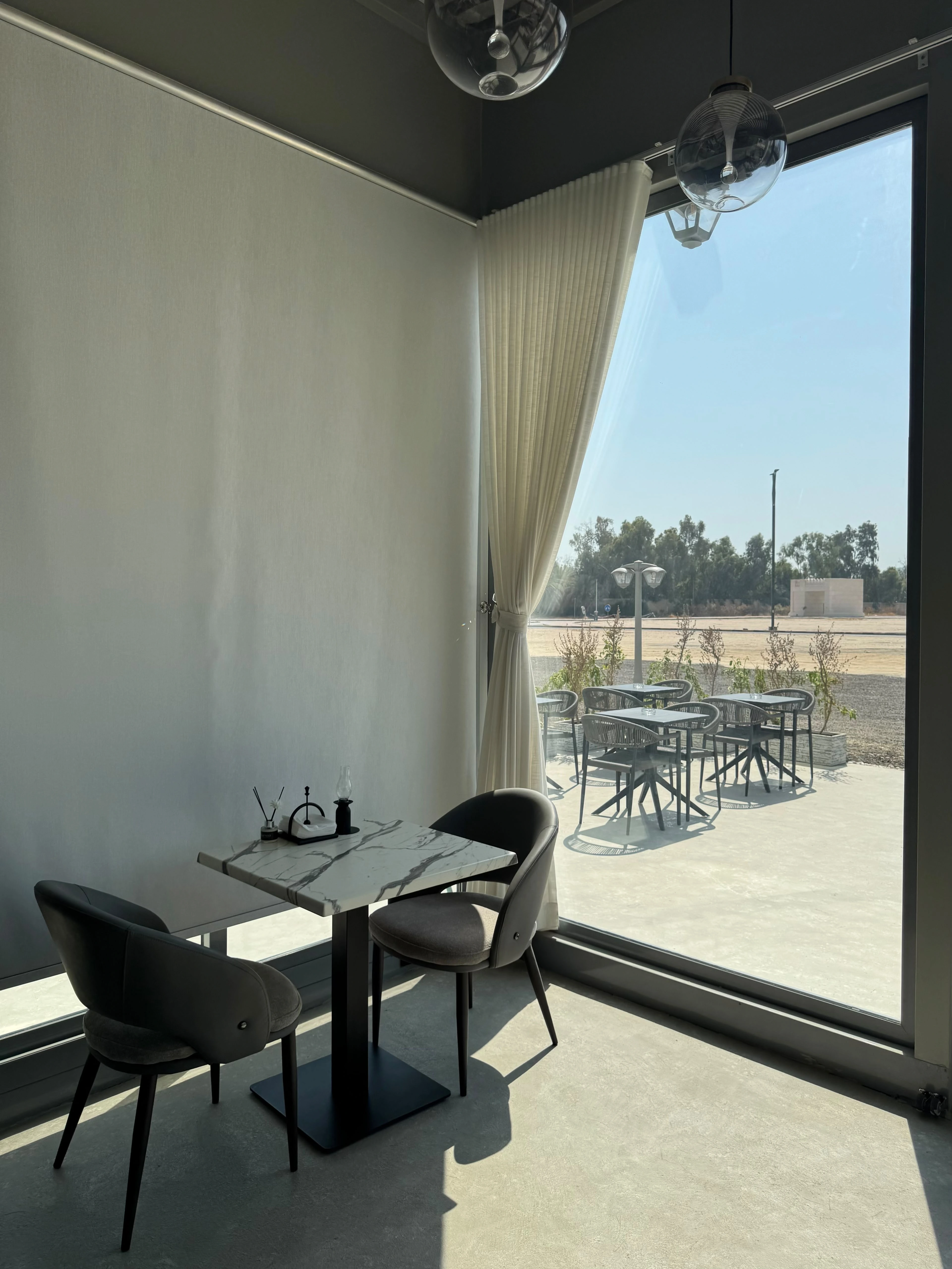 إطلالة Crafted Cafe على أبراج الكويت ومباني الديرة