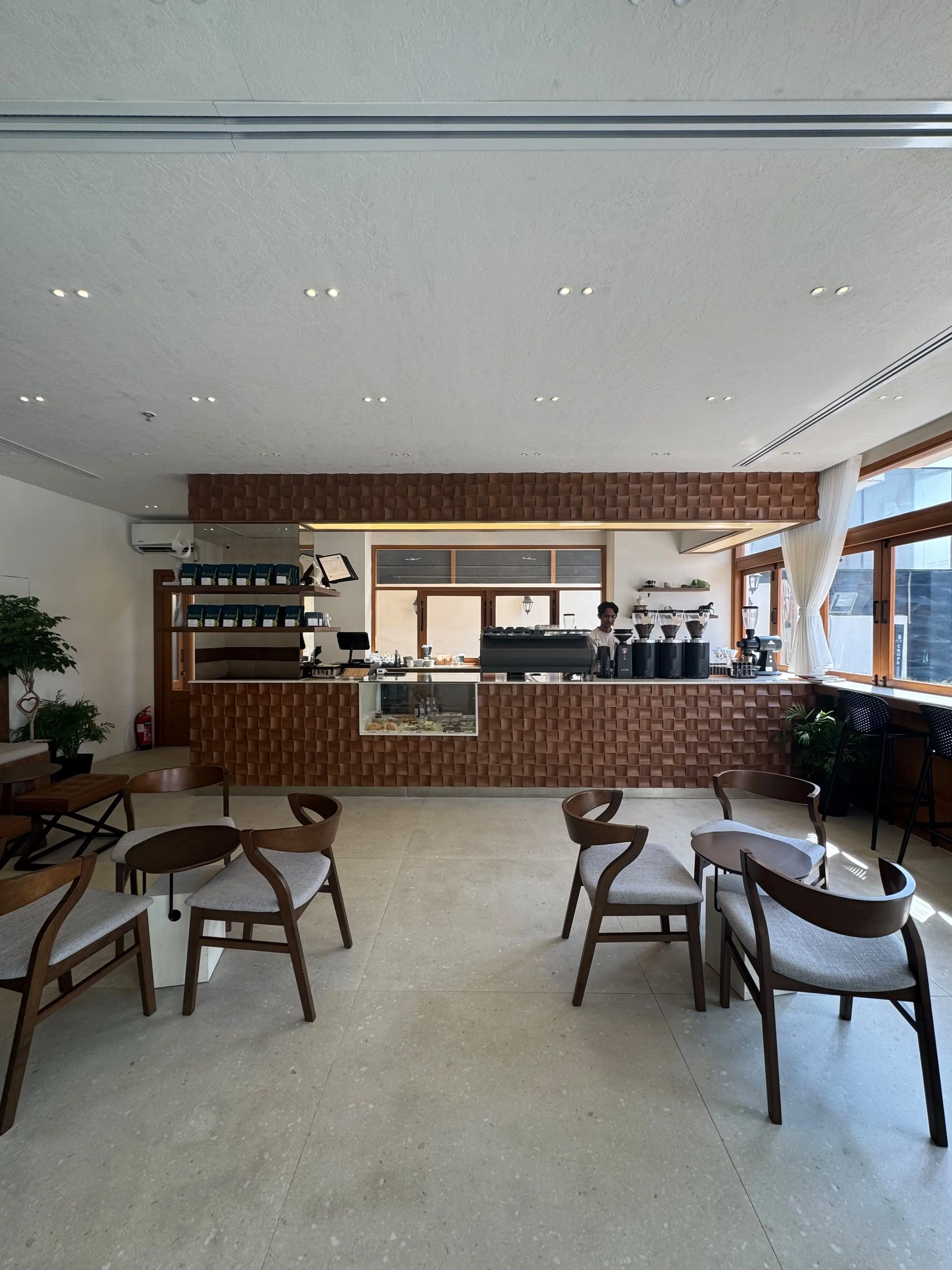 تفاصيل ديكور محمصة Crops Coffee Roastery