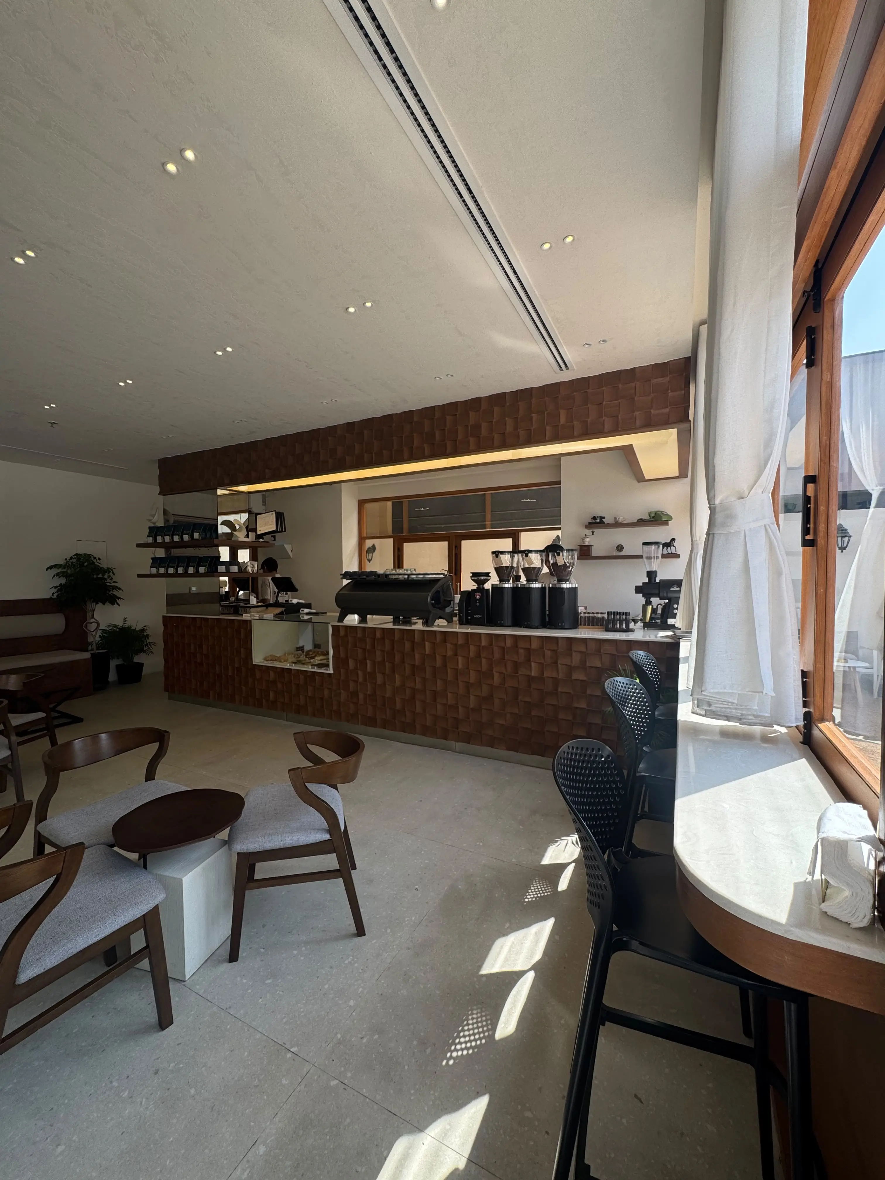 أجواء Crops Coffee Roastery الشرحة والهادئة