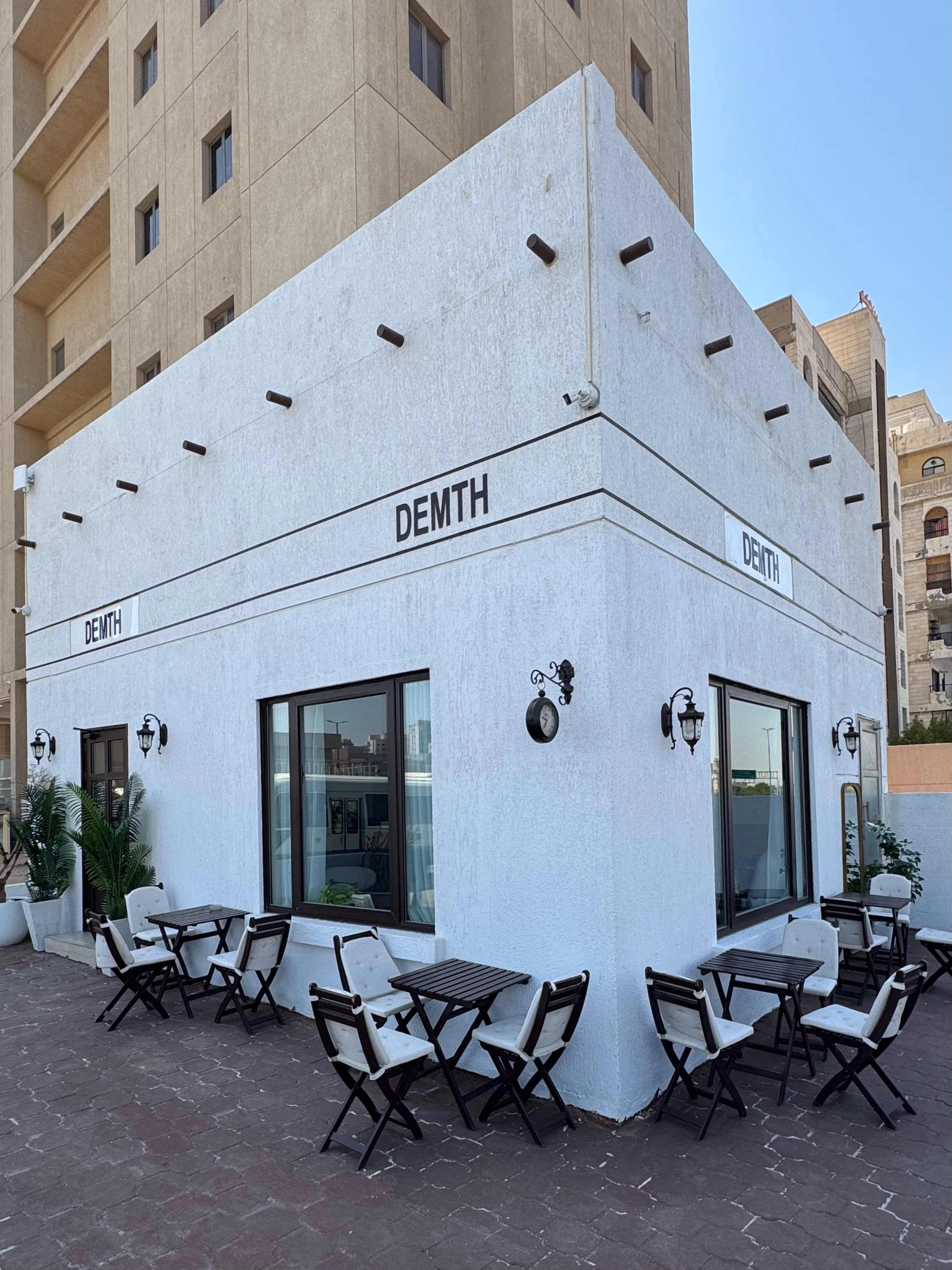 ركن الجلسة الخارجية في Demth Cafe الفروانية