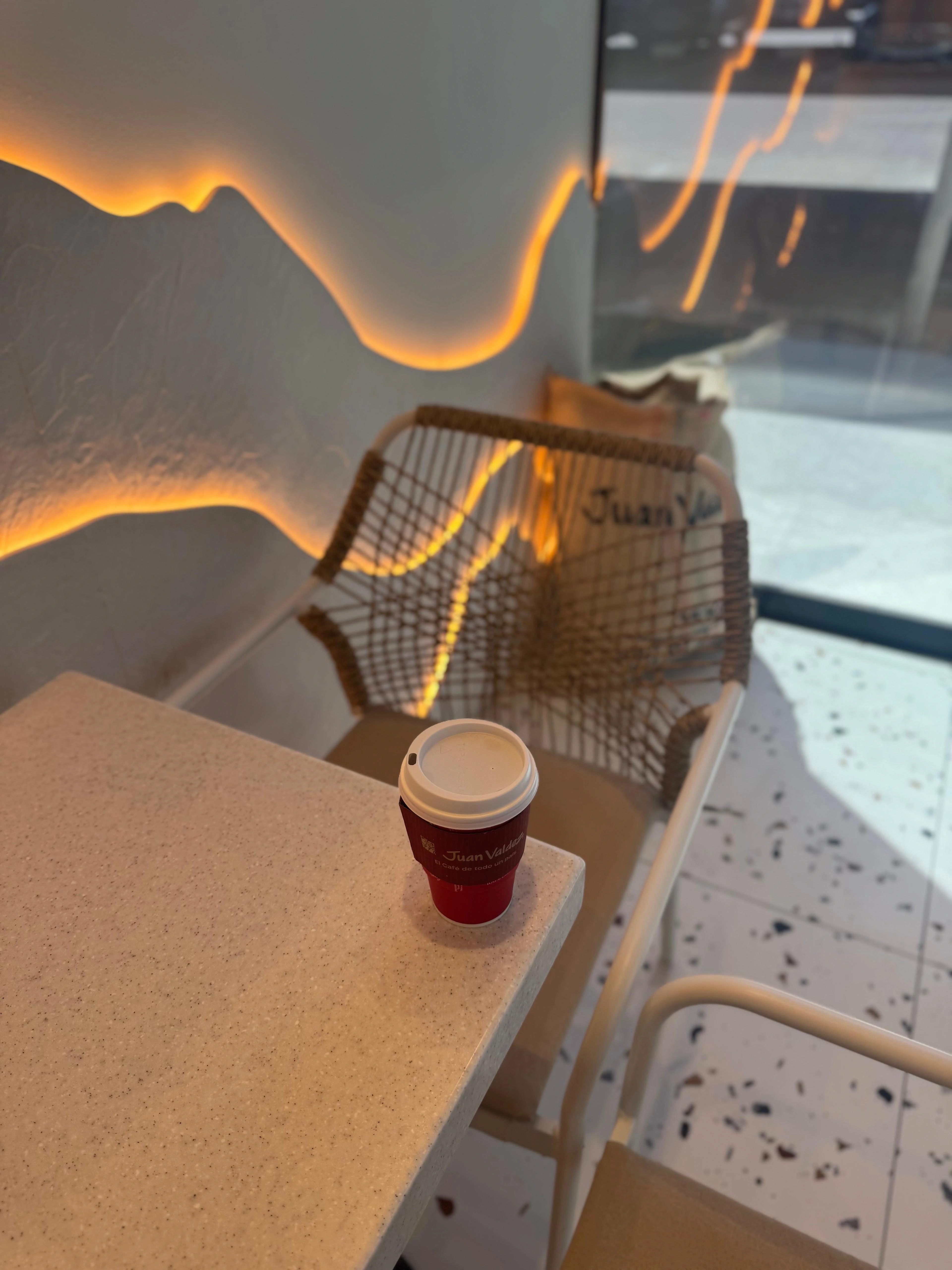 Hot Americano في Juan Valdez Cafe الكويت