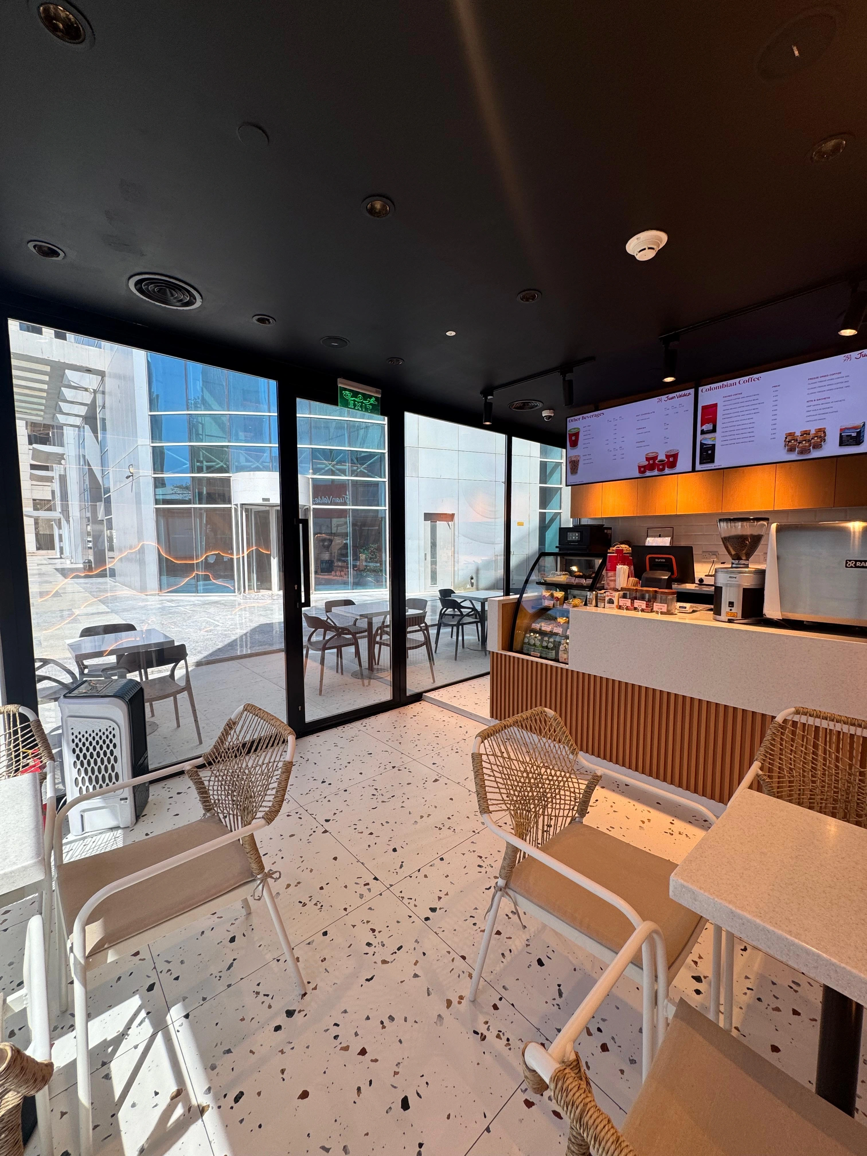 جلسة Outdoor في Juan Valdez Cafe الديرة