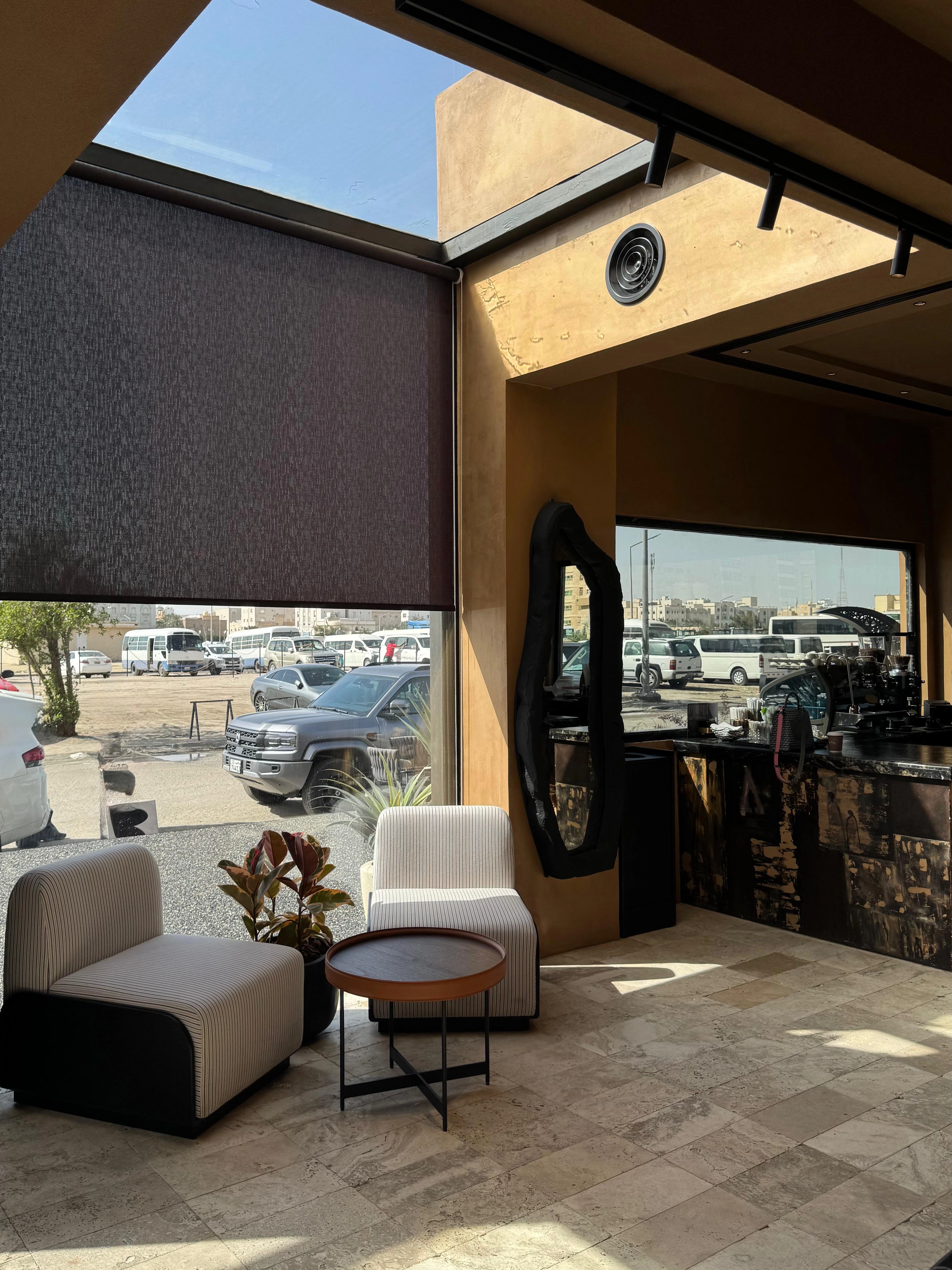 The Side Cafe Kuwait - جلسات الكافيه وأجواء مريحة