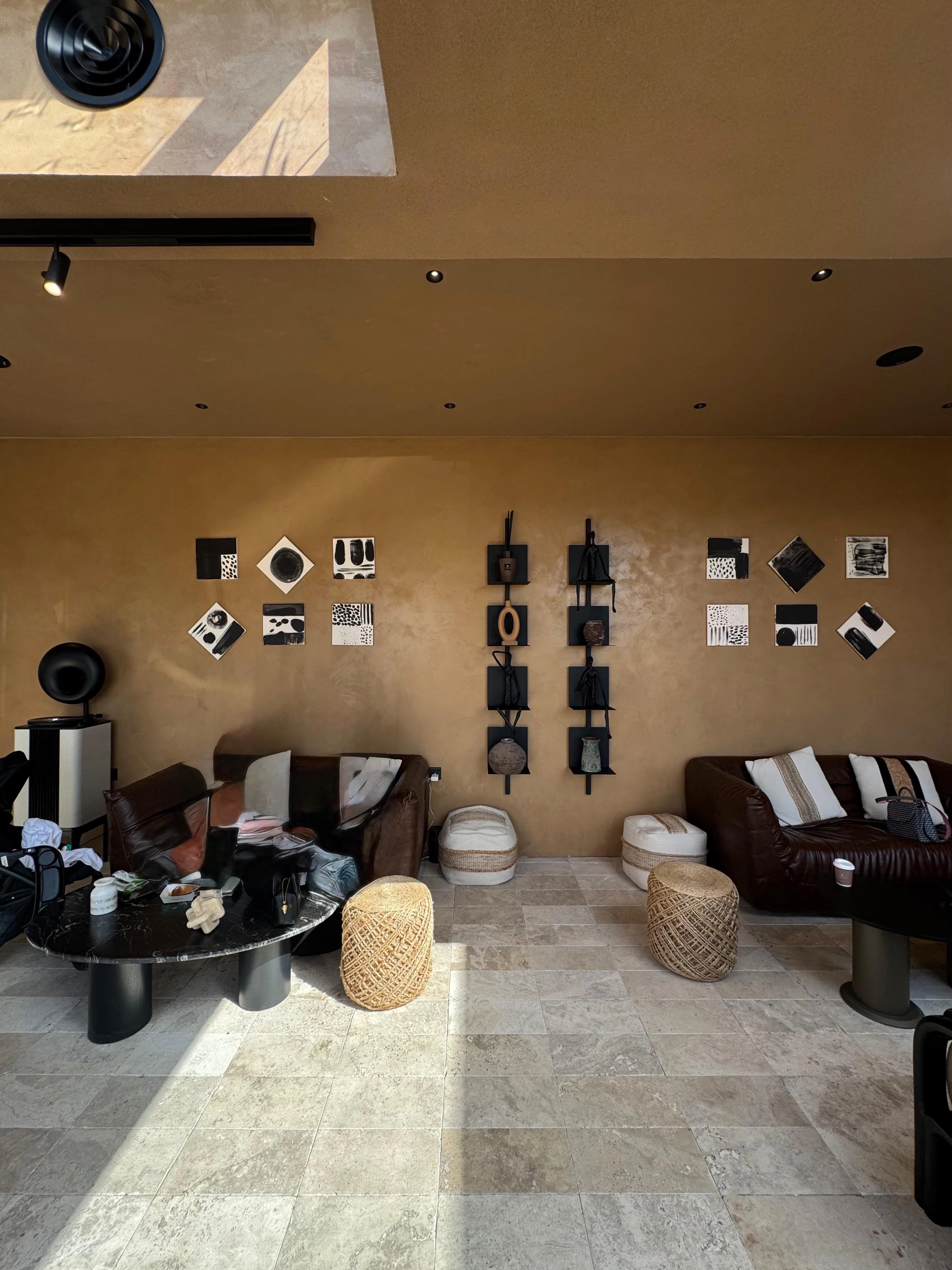 تفاصيل الديكور في The Side Cafe