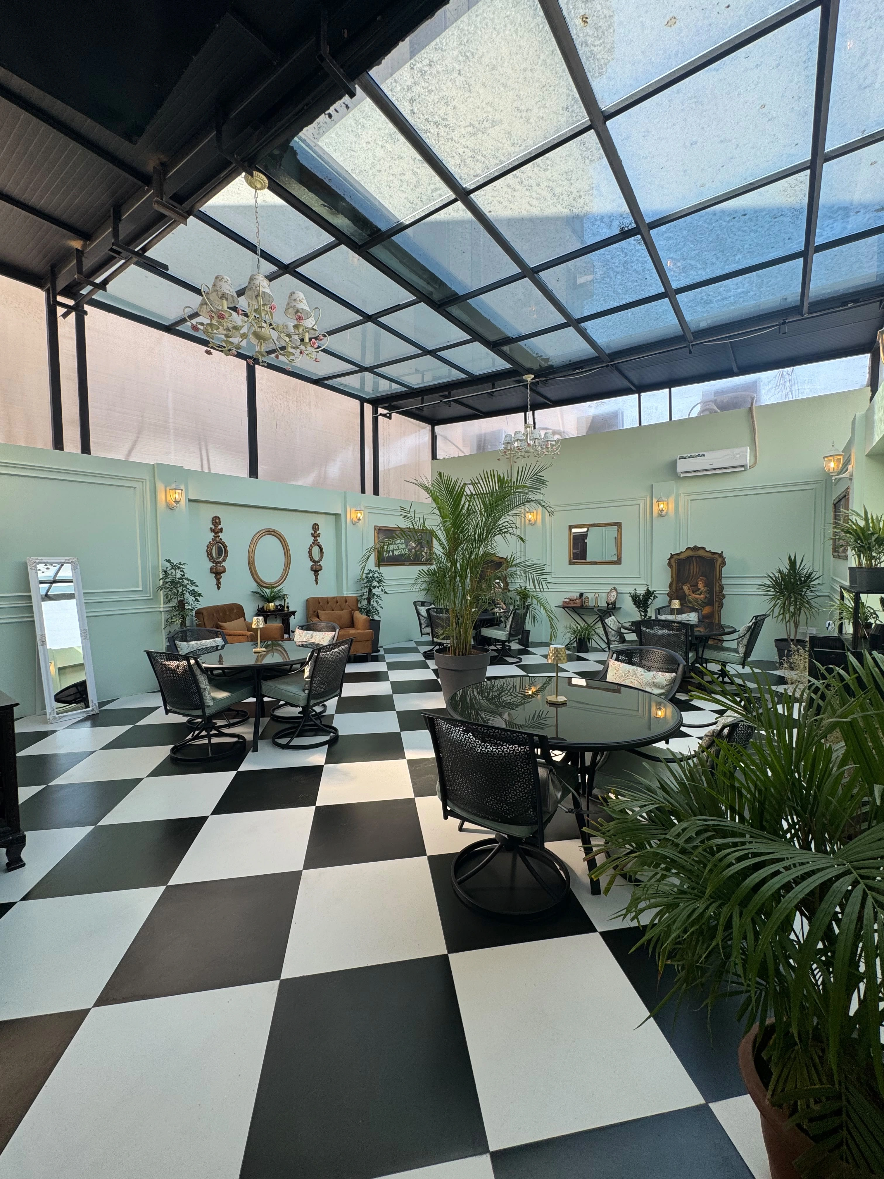 قهوة V60 كولومبيان وكوستاريكا في Untold Cafe